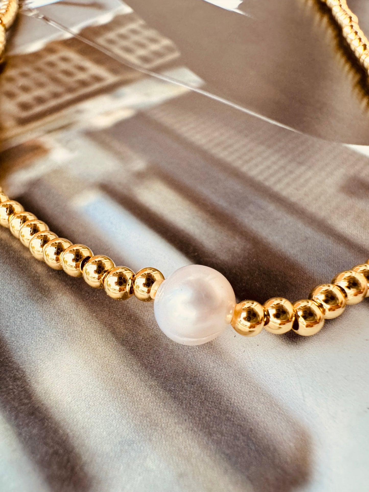 Collar de Perlas y Esferas Doradas / Heylola