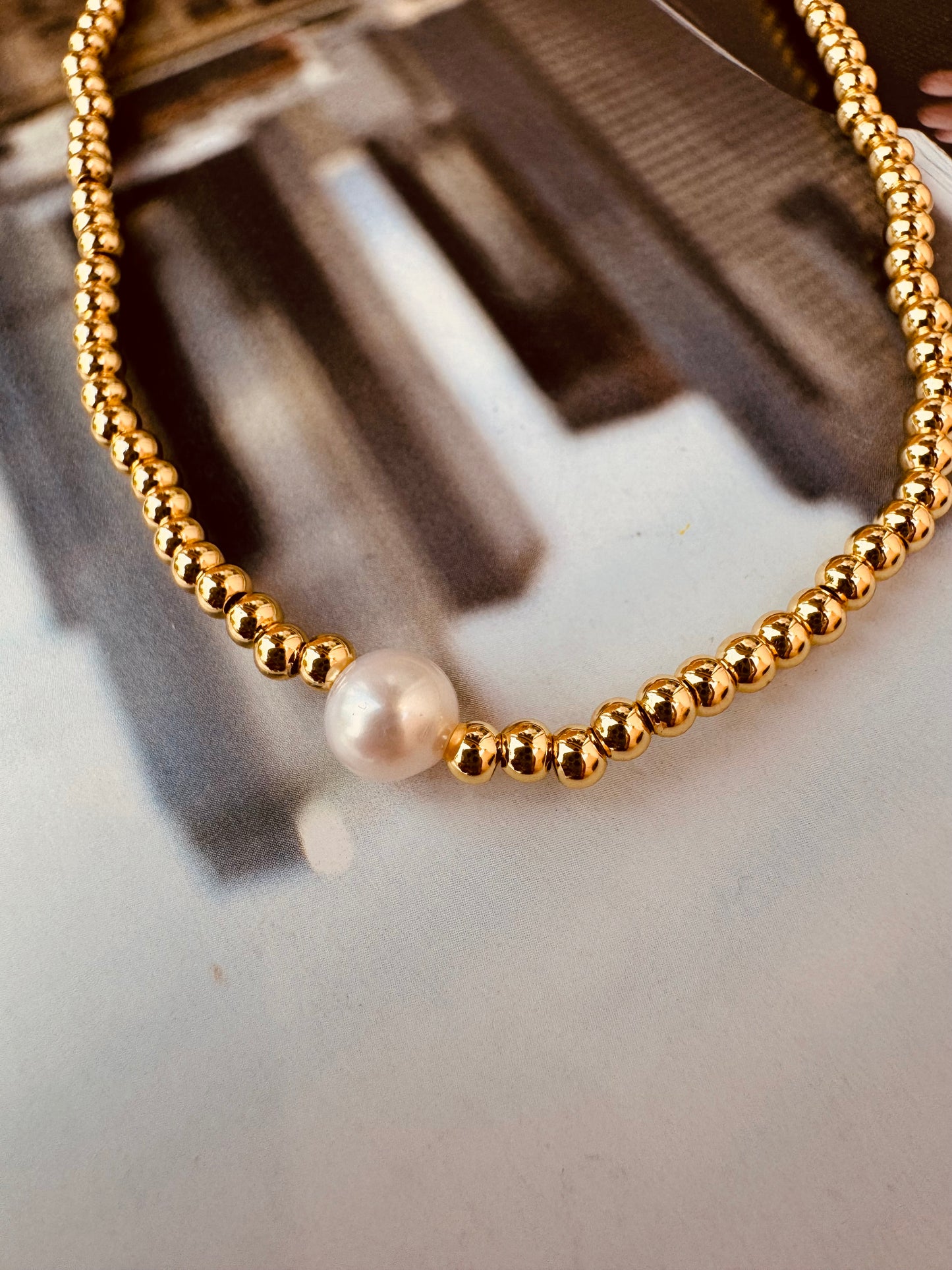 Collar de Perlas y Esferas Doradas / Heylola