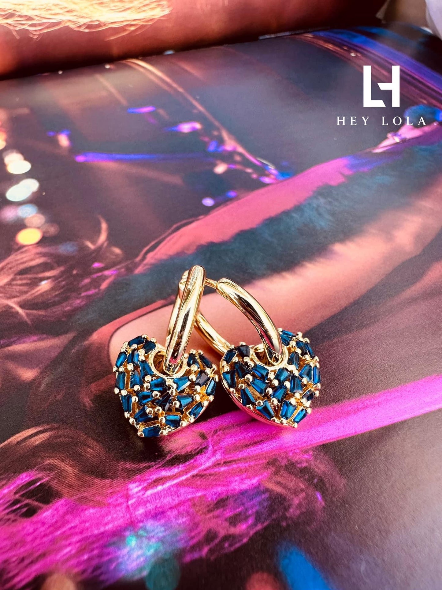 Aretes en Forma de Corazón con Piedras de Colores