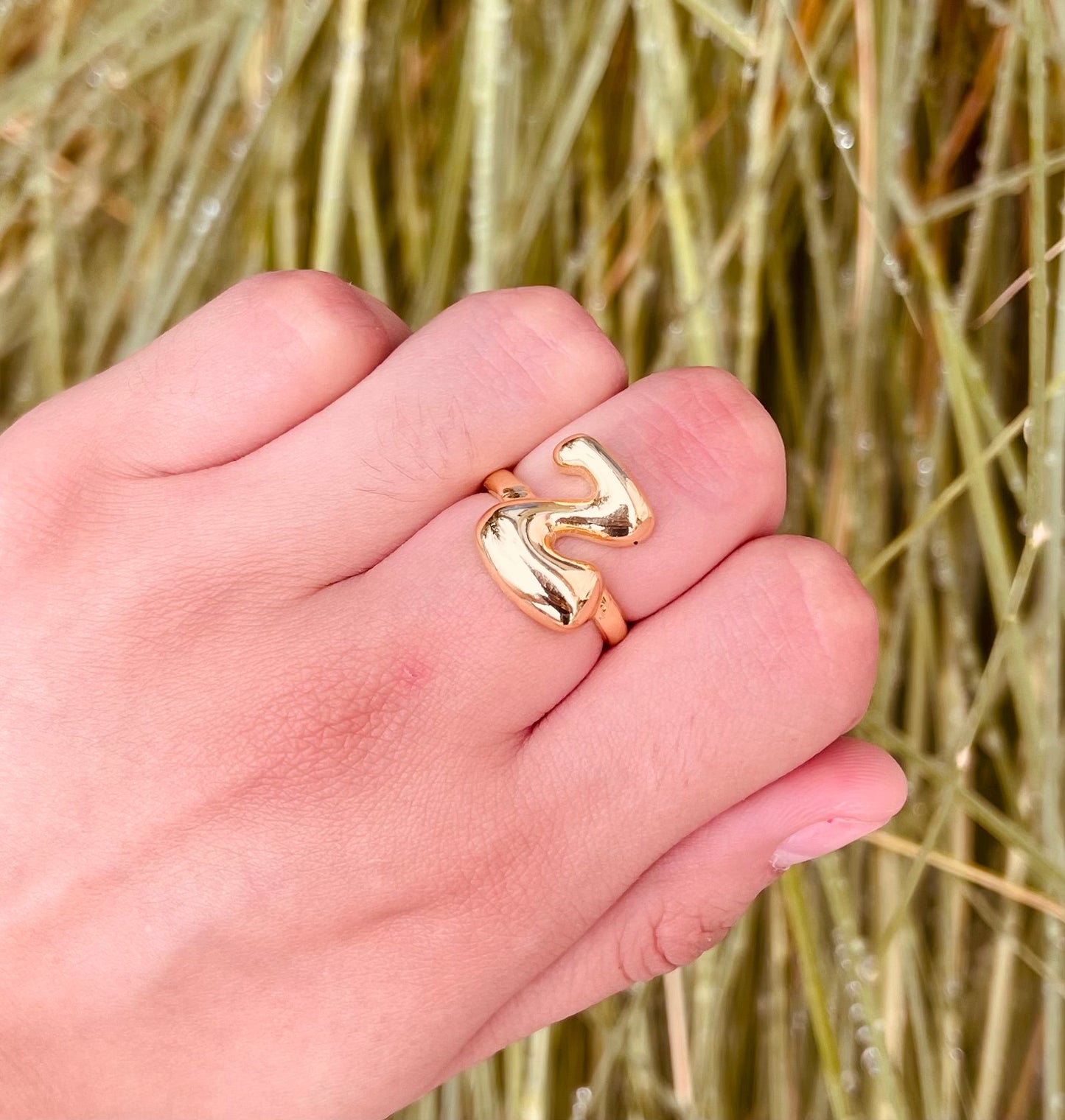 Anillos con Iniciales de Globo Chapados en Oro 18K