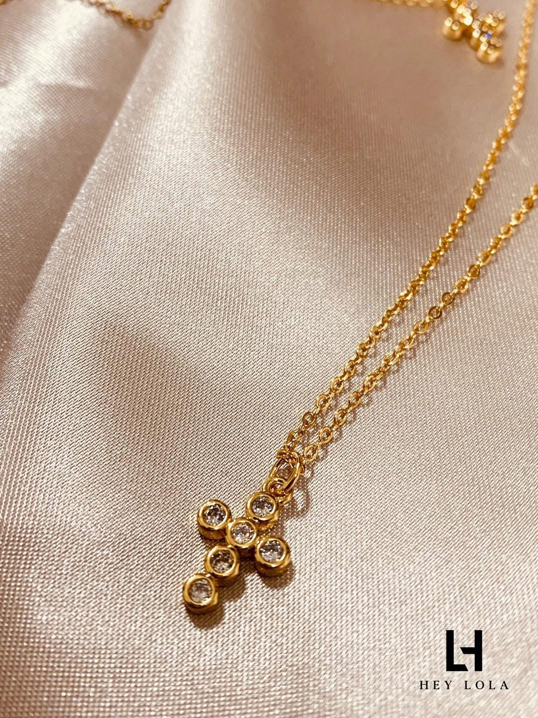 Collar Cruz Clásica con Zirconias