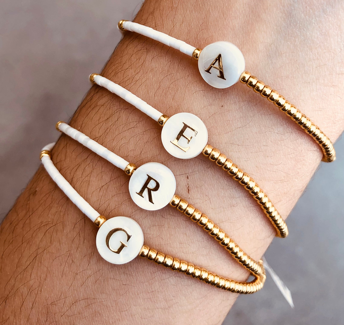 Pulseras Personalizadas con Inicial y Detalles en Nácar y Oro
