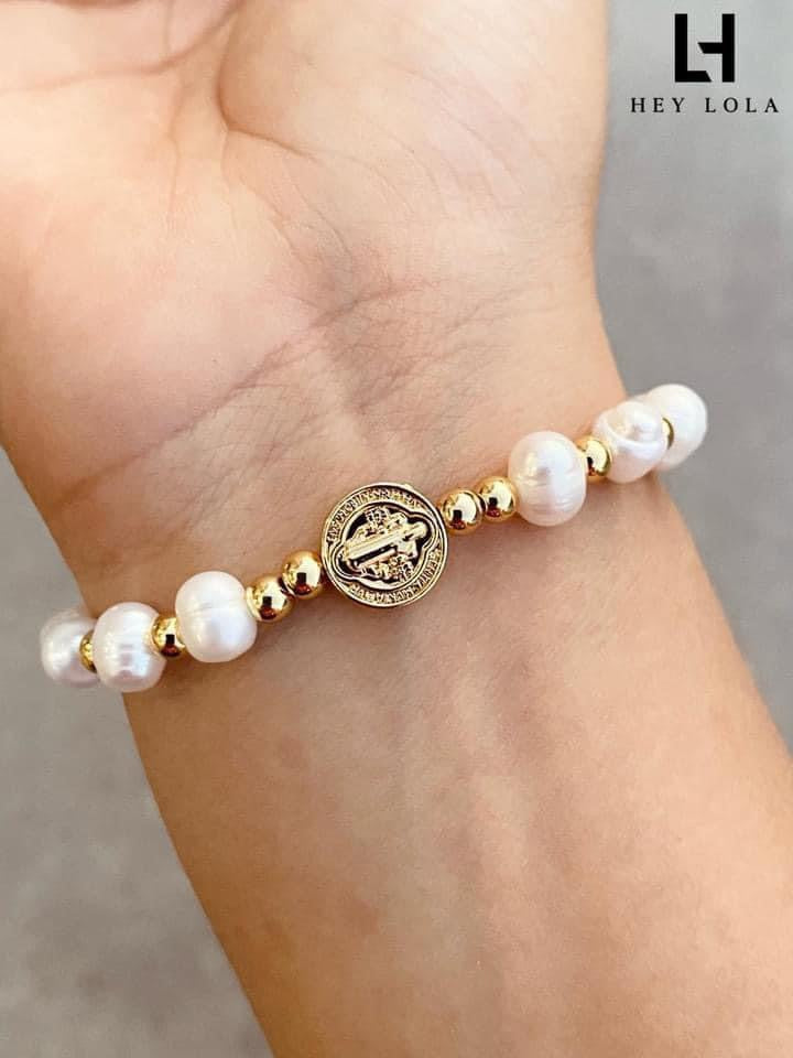 Pulseras de San Benito con Perlas Naturales y Detalles Dorados
