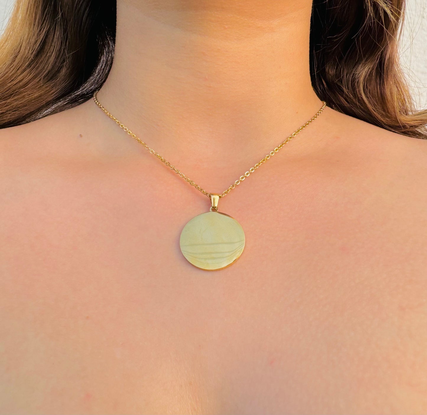 Collar Medalla Grande Personalizable – Acero Inoxidable Dorado