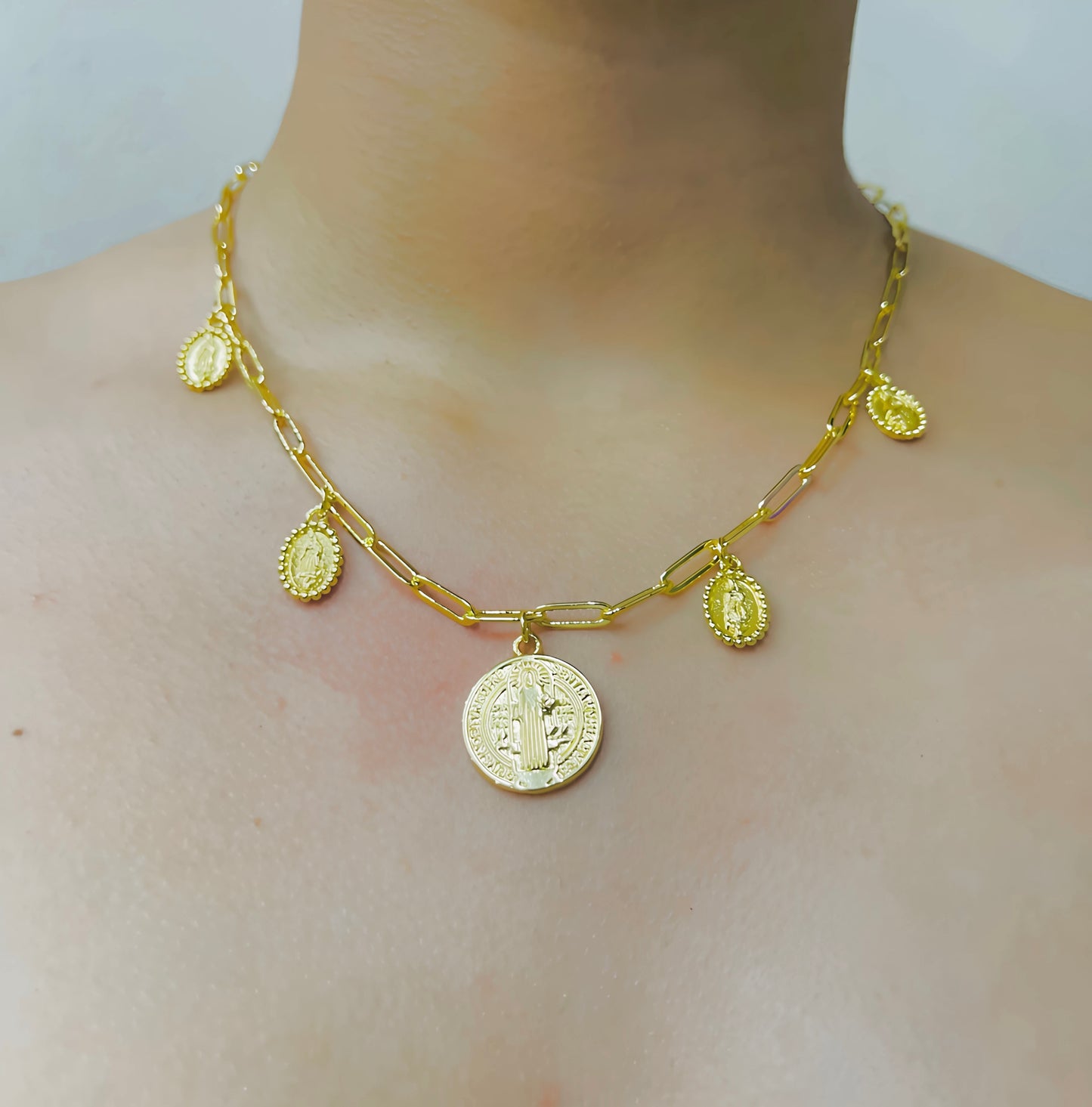 Collar Medallas Religiosas con Cadena de Eslabones