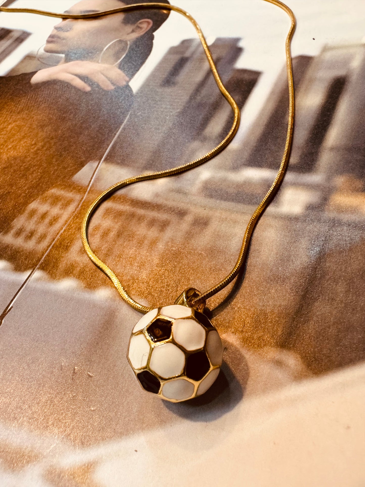 Collar con Dije de Balón de Fútbol Chapado en Oro 18K
