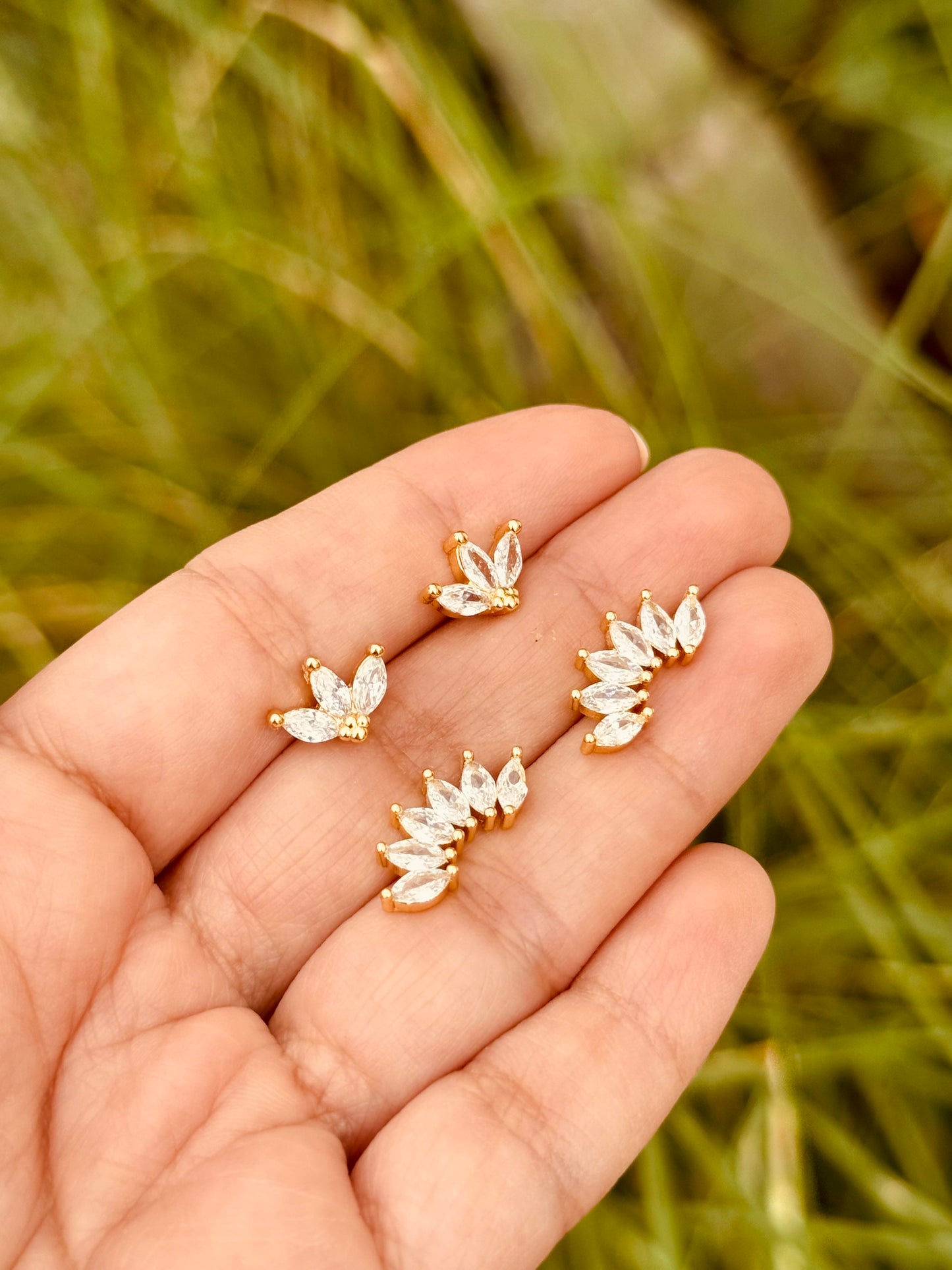 Aretes Dorados con Cristales en Forma de Pétalos