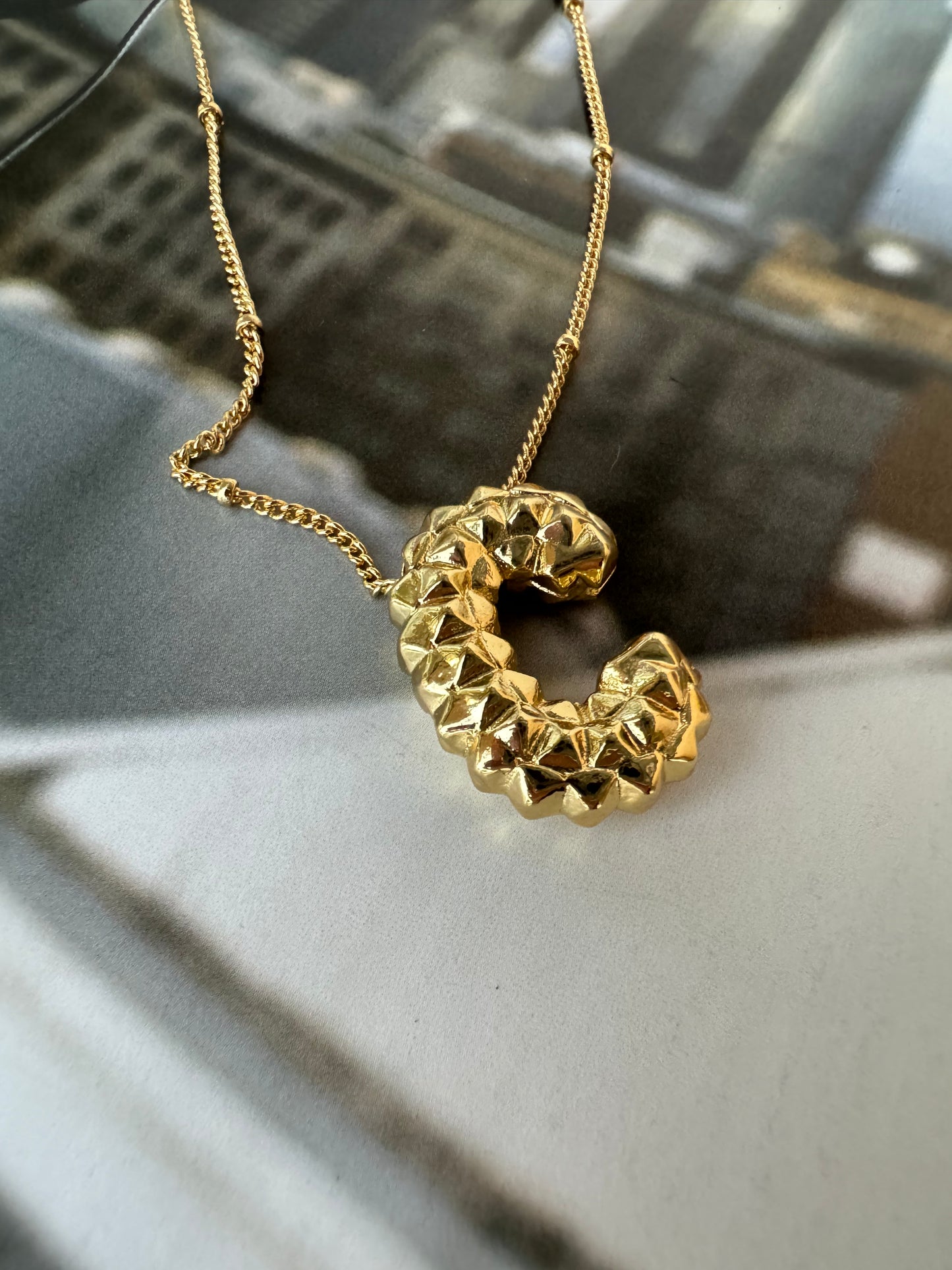 Collar Inicial con Diseño Geométrico