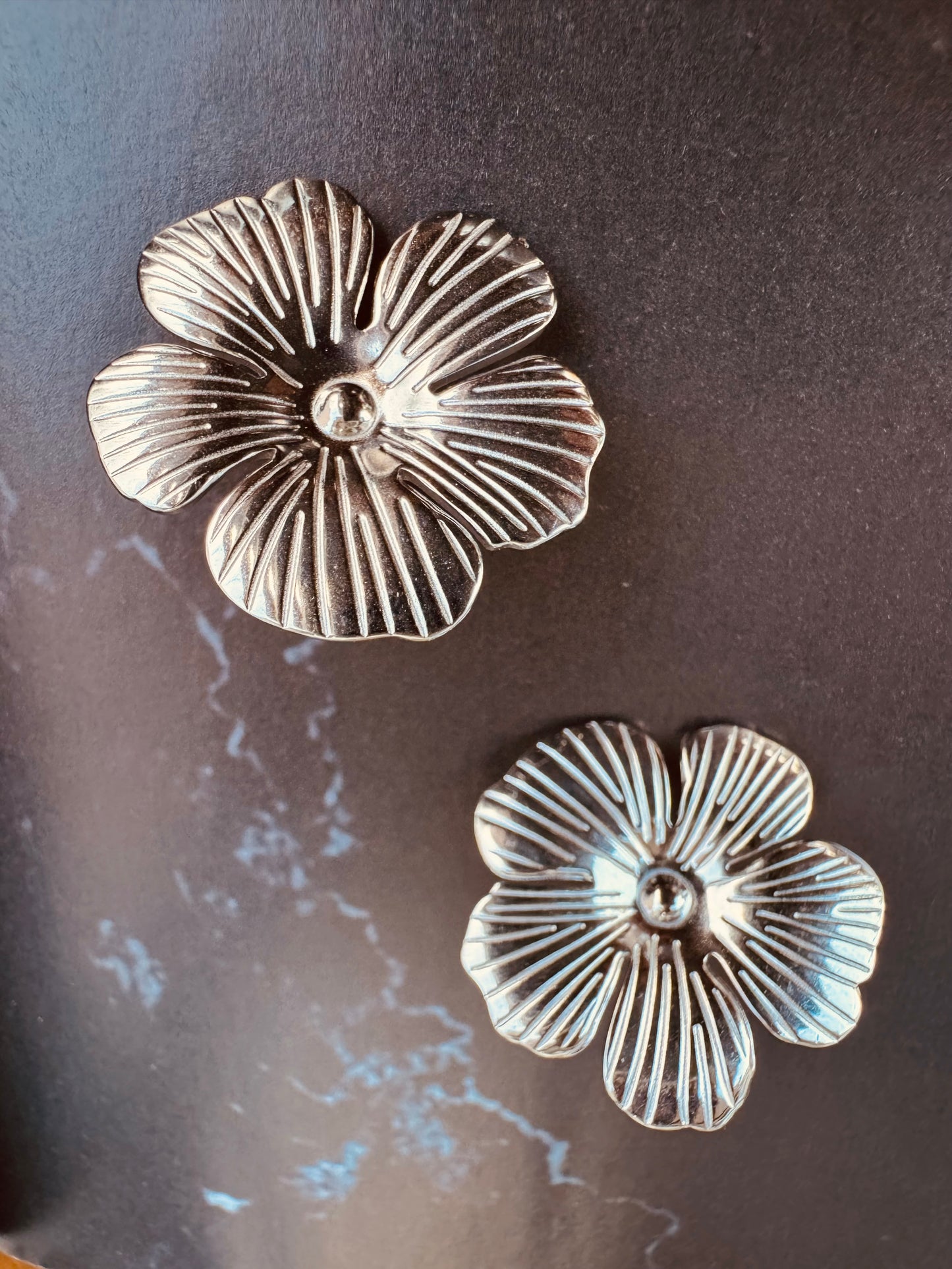 Aretes Florales Grandes Dorados y Plateados