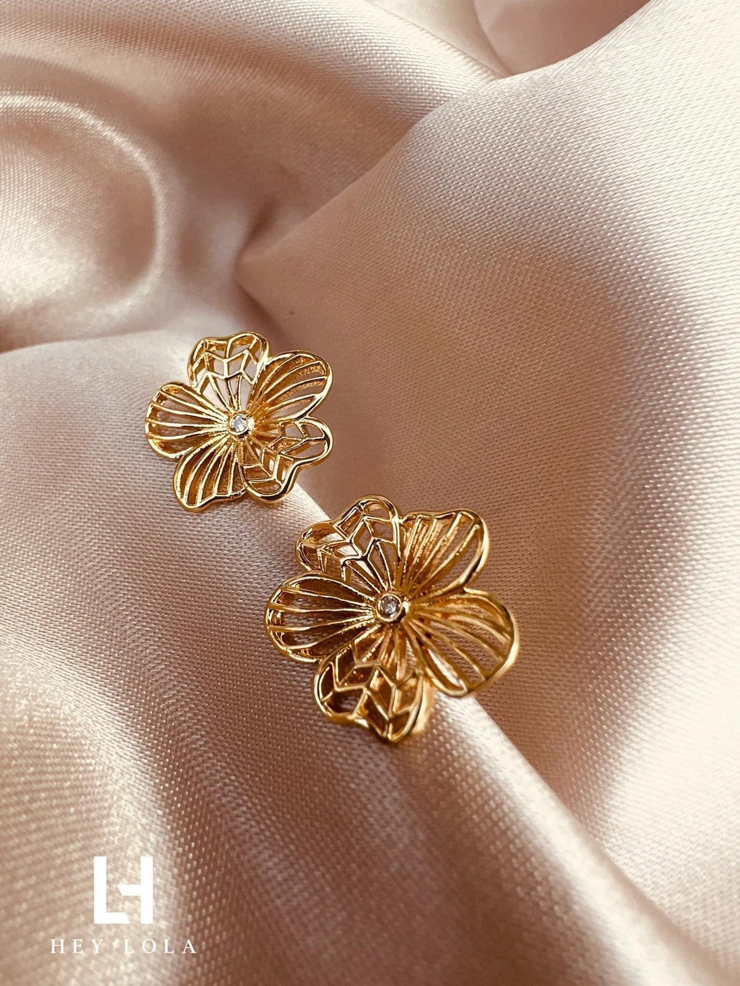 Aretes de Flor con Diseño Calado