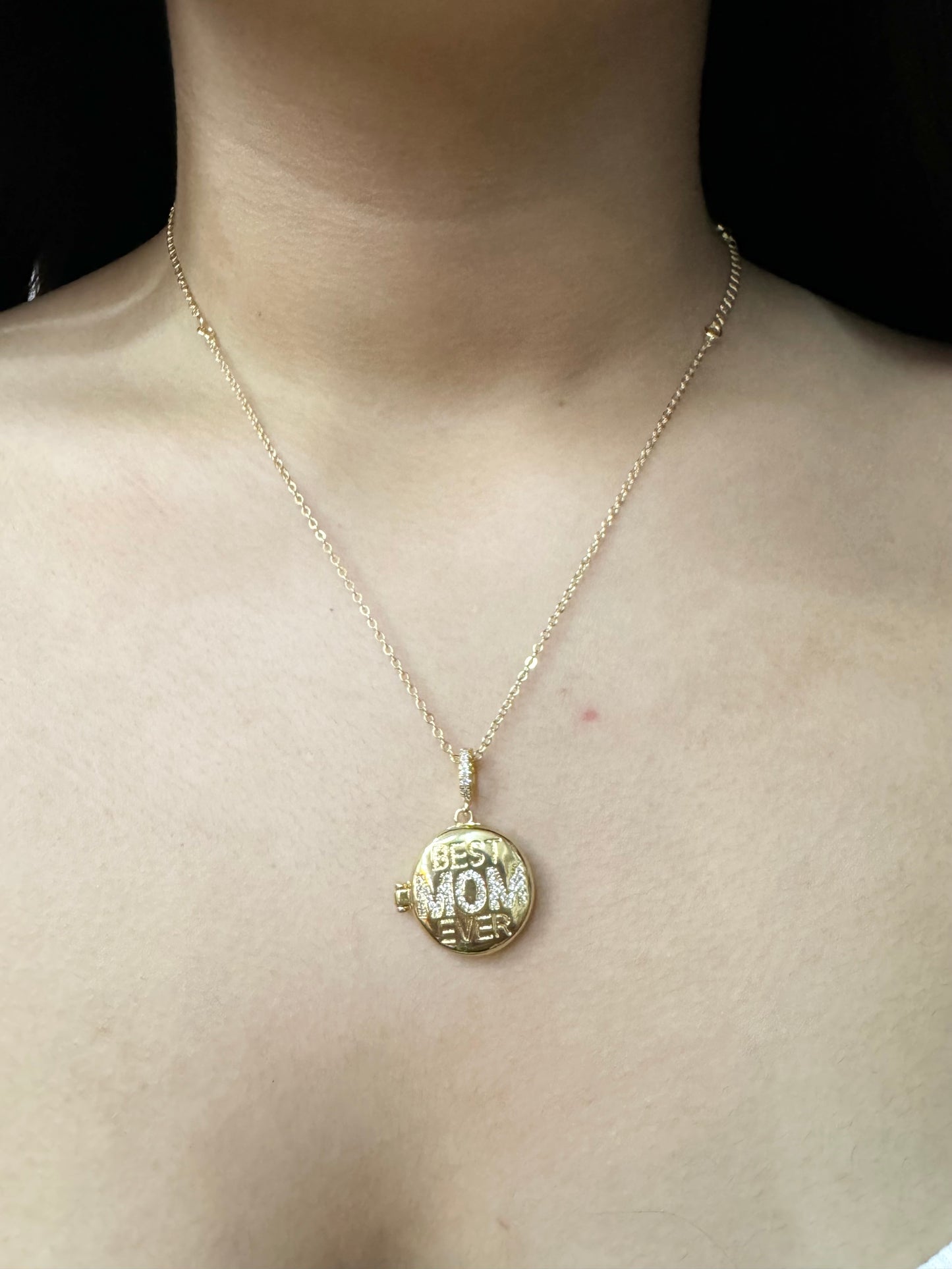 Collar ‘Best Mom Ever’ con Relicario Chapado en Oro 18K