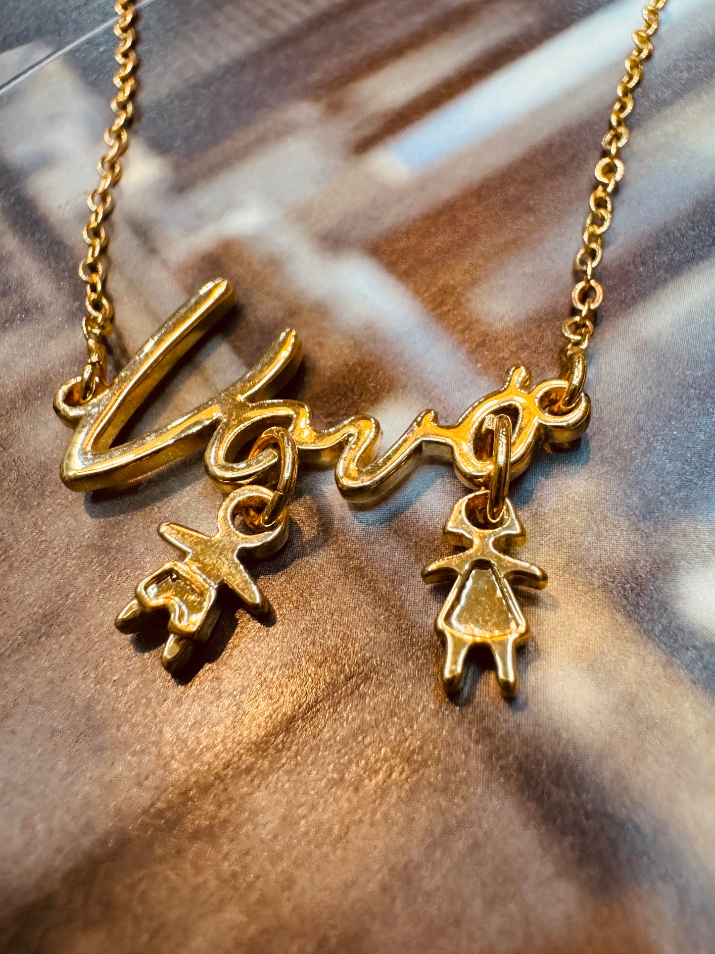 Collar “Love” con niño y niña