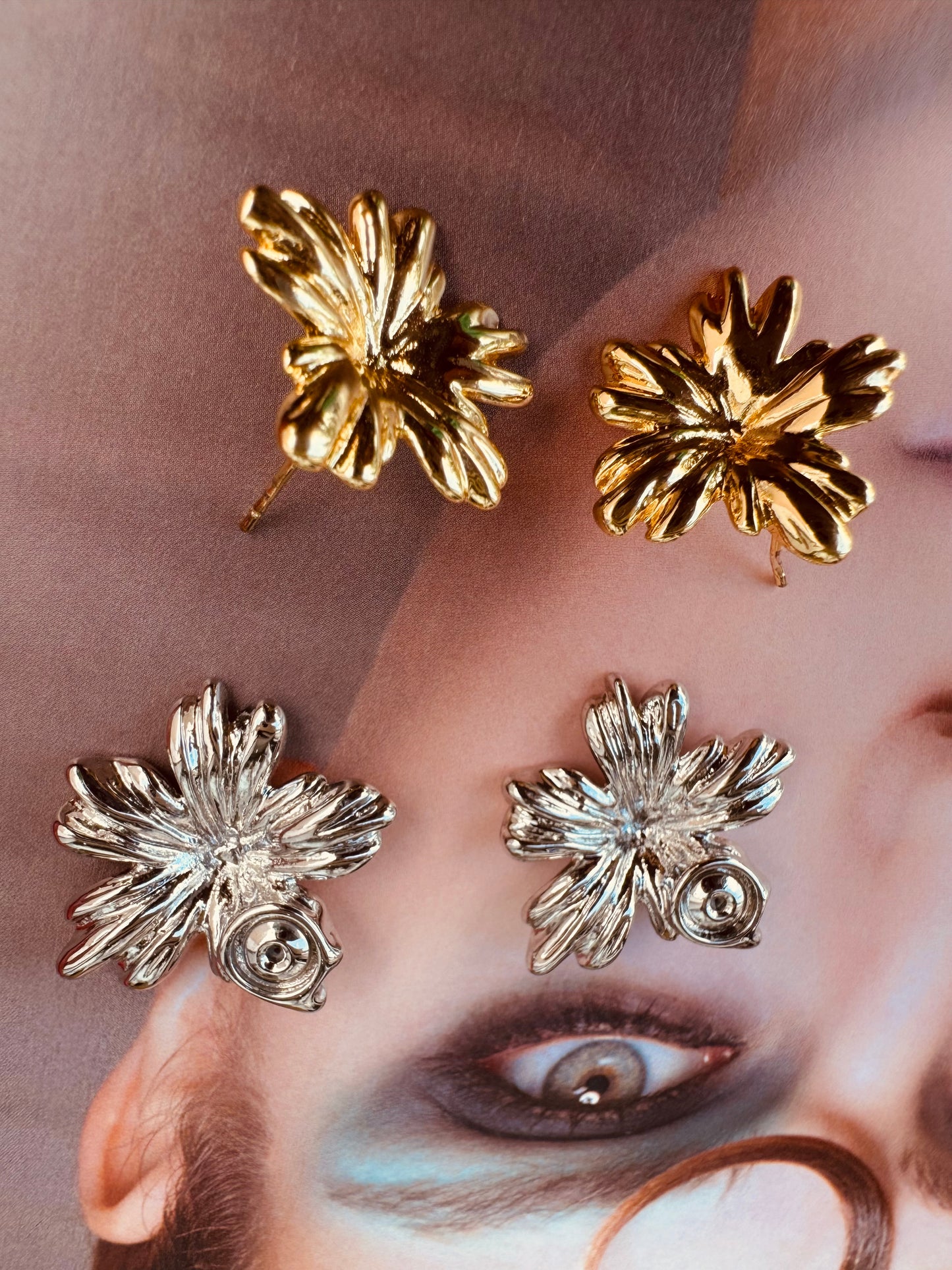 Aretes Flor Dorados y Plateados