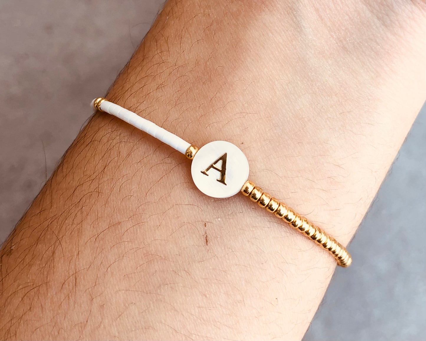 Pulseras Personalizadas con Inicial y Detalles en Nácar y Oro