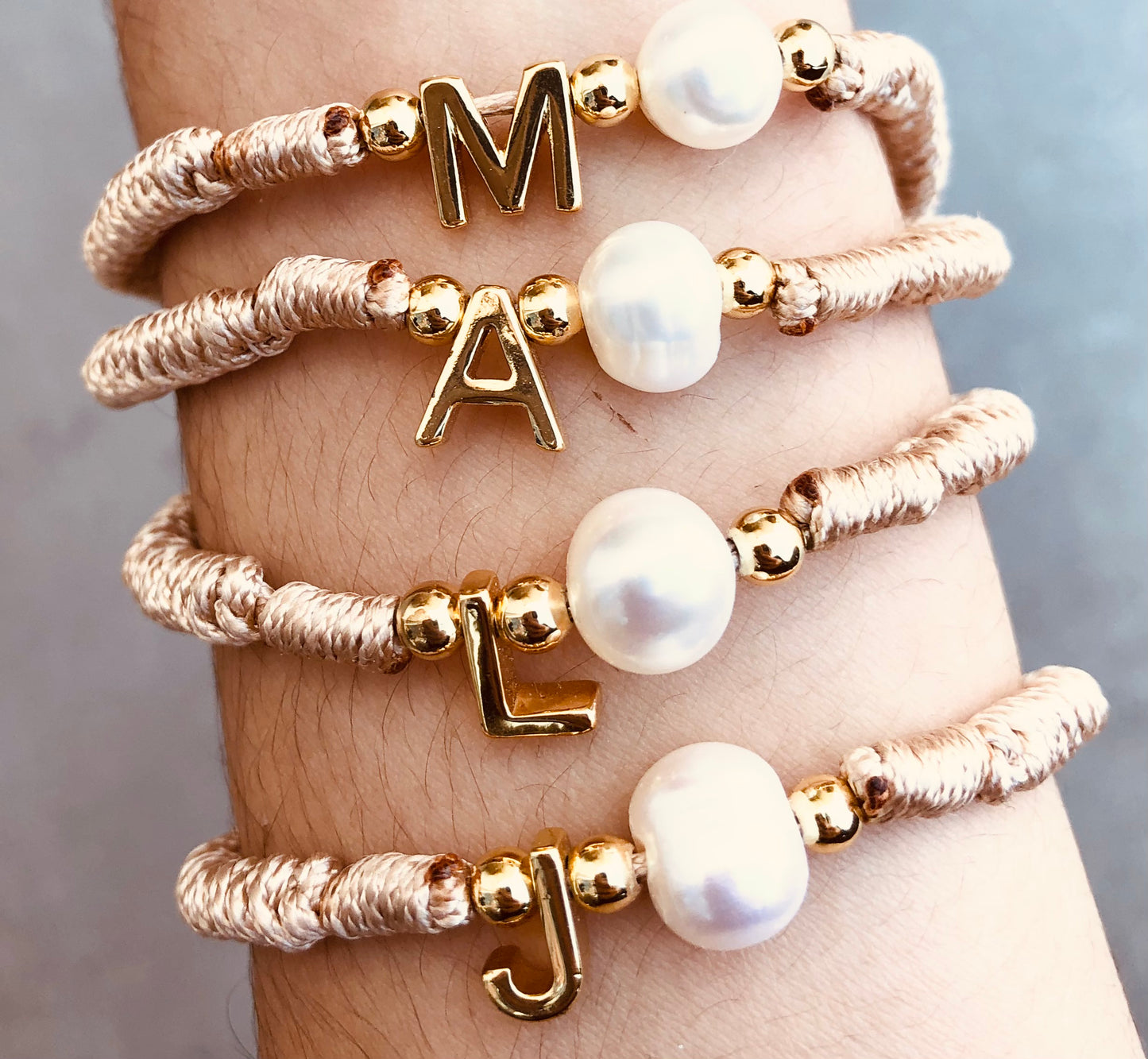 Pulseras Personalizadas con Inicial, Perla y Hilo Tejido