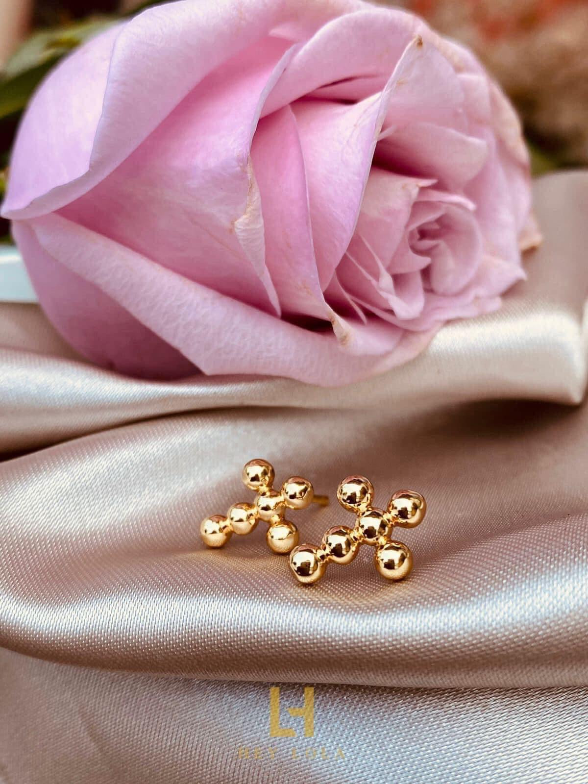 Aretes de Cruz Minimalista con Bolitas Doradas