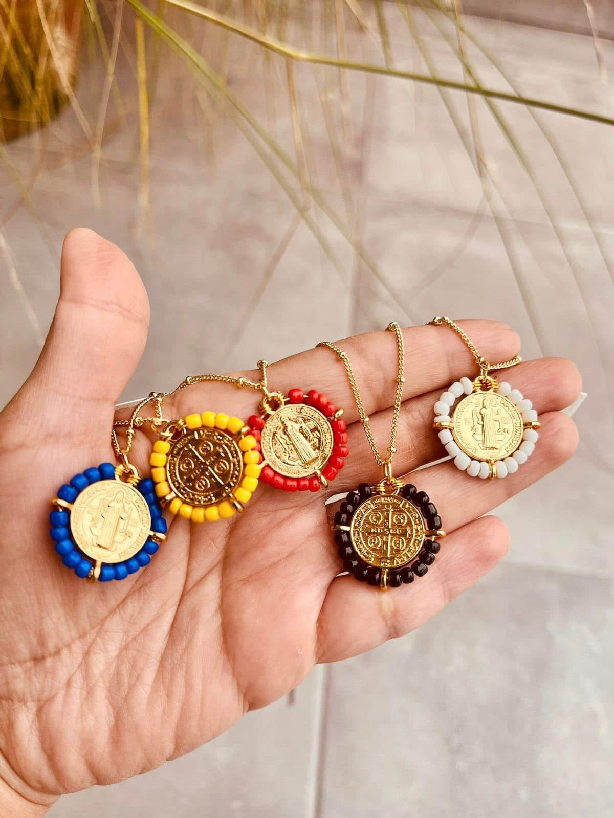 Collares Medalla de San Benito con Mostacillas
