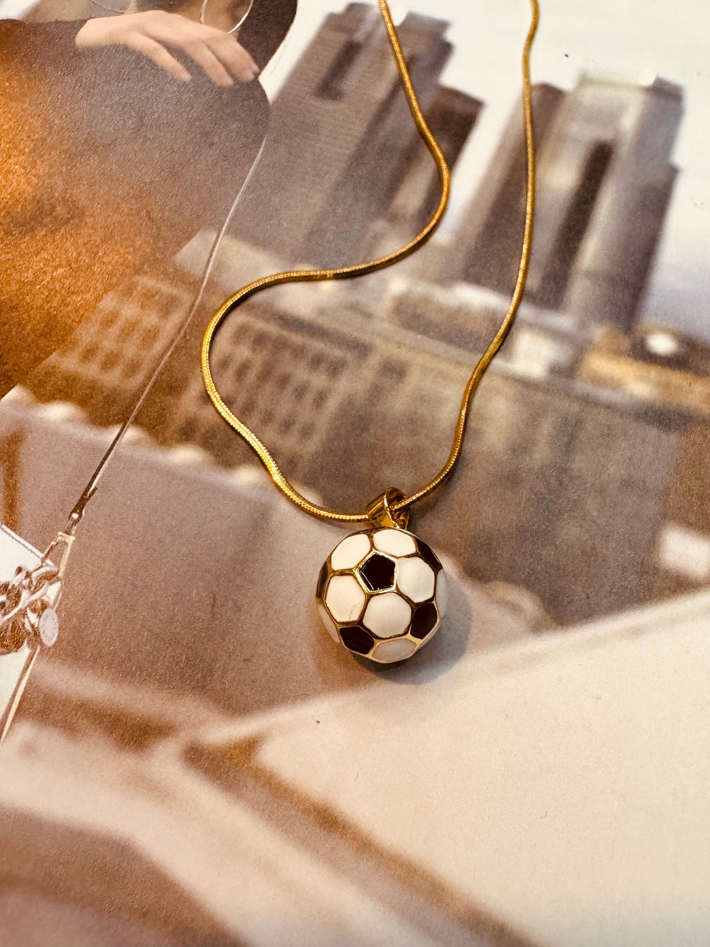 Collar con Dije de Balón de Fútbol Chapado en Oro 18K