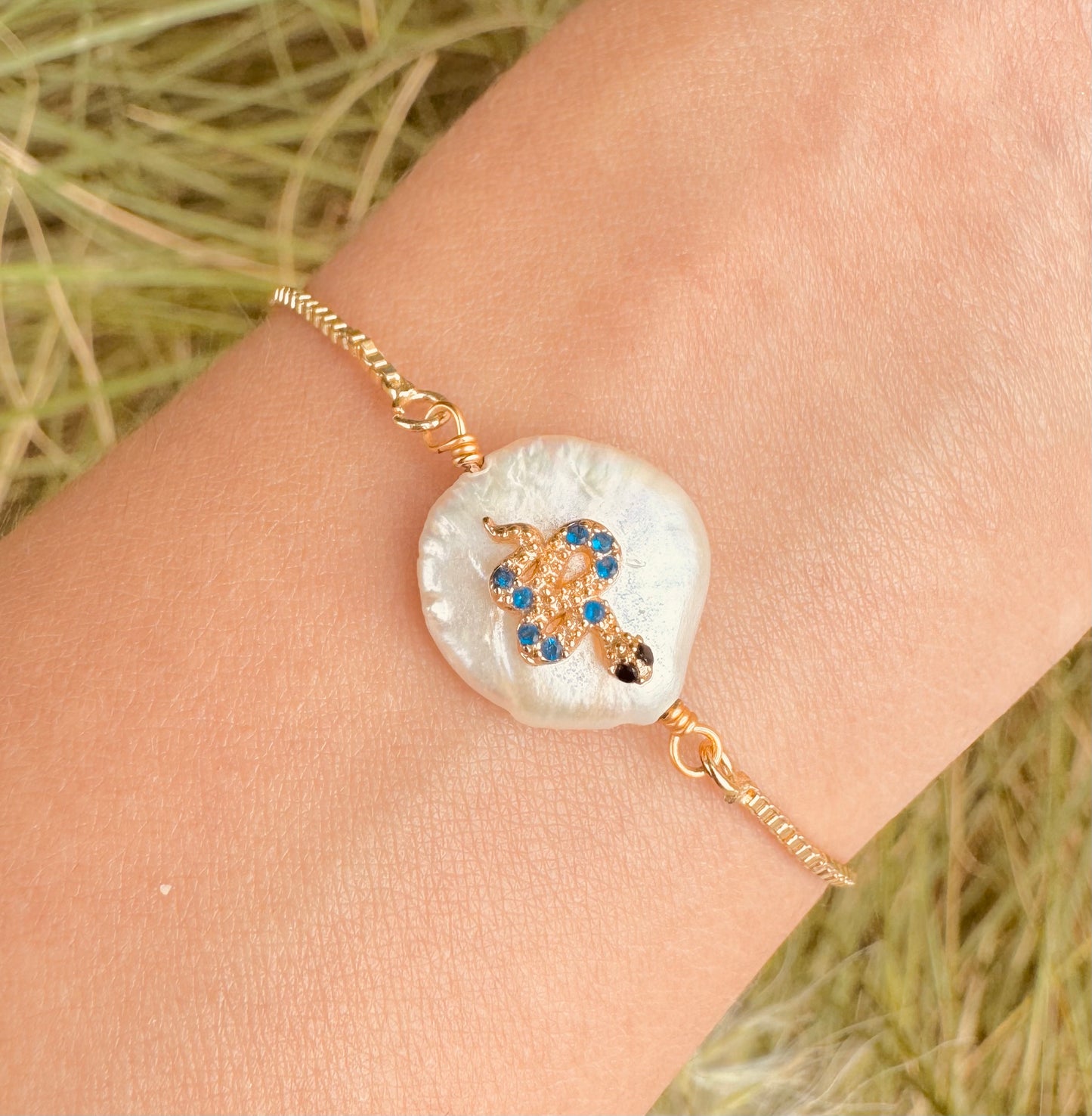 Pulsera de perla natural con dije de serpiente y circonias