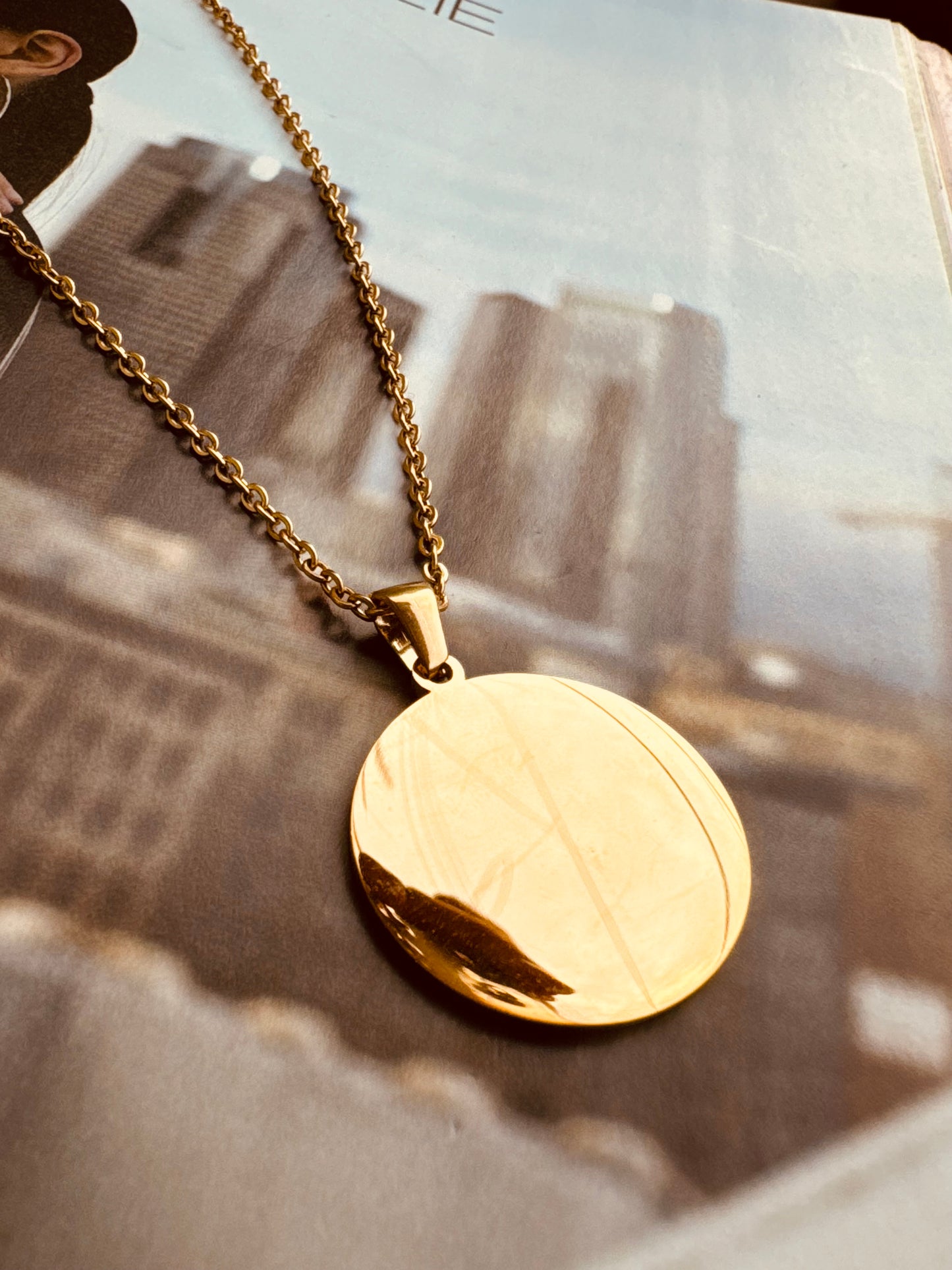 Collar Medalla Grande Personalizable – Acero Inoxidable Dorado