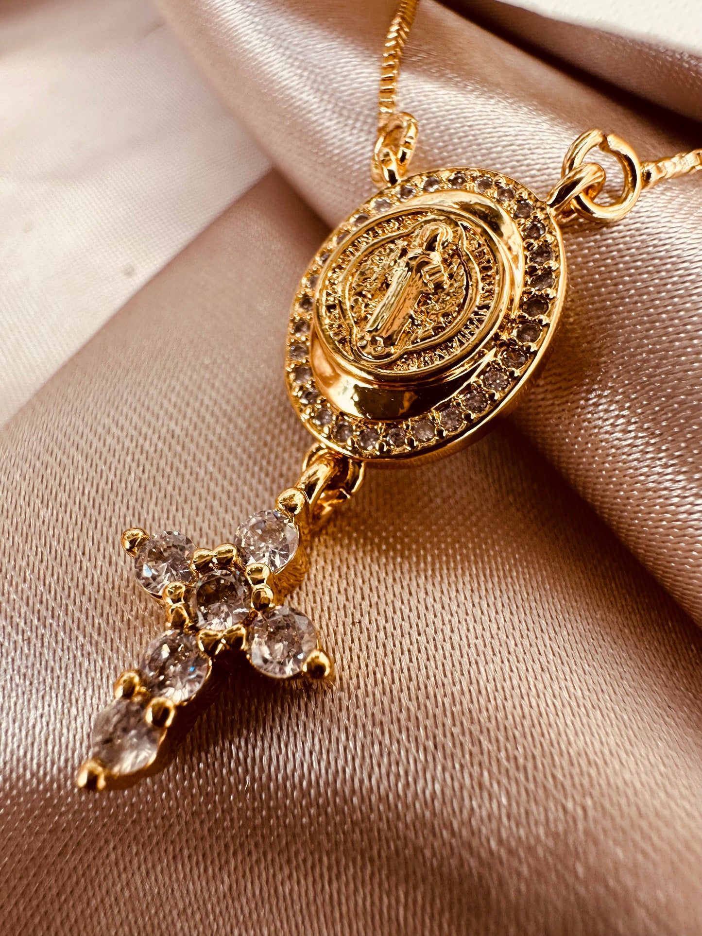 Collar Religiosos con Cruz de Zirconias