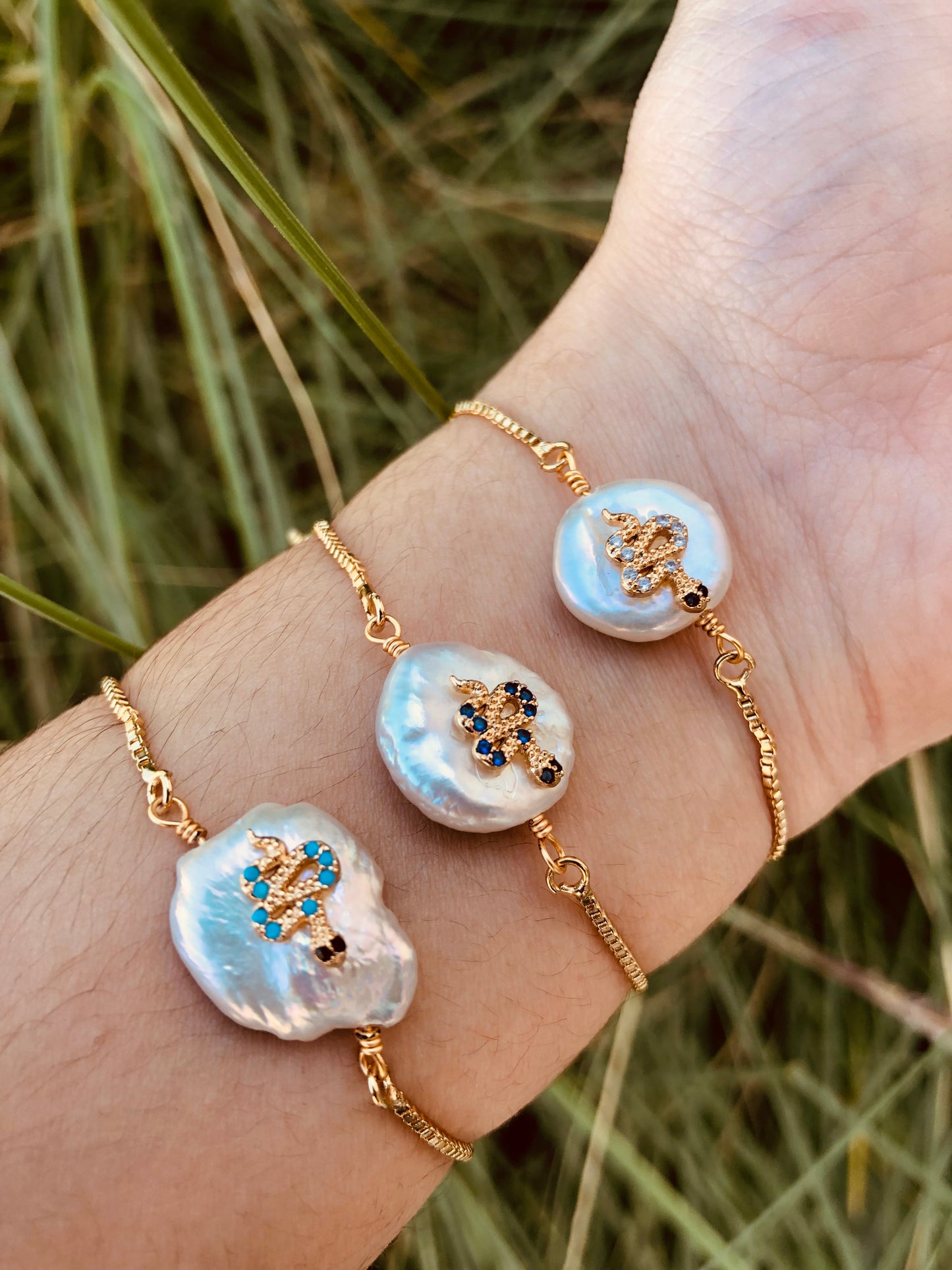 Pulsera de perla natural con dije de serpiente y circonias