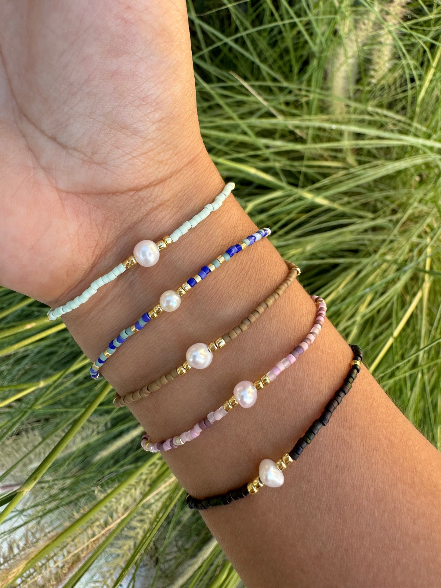 Pulseras Minimalistas con Perla Natural y Cuentas de Colores