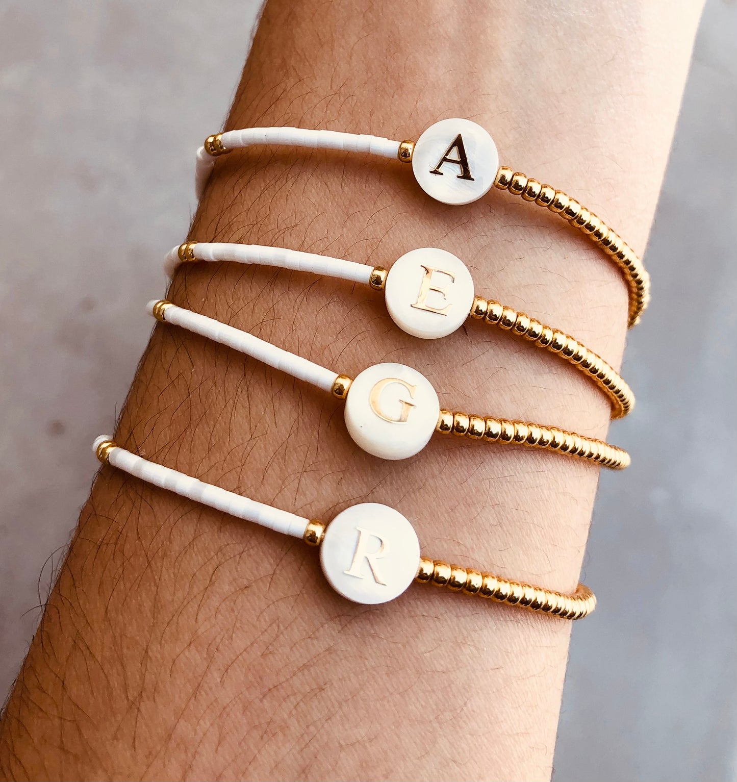 Pulseras Personalizadas con Inicial y Detalles en Nácar y Oro