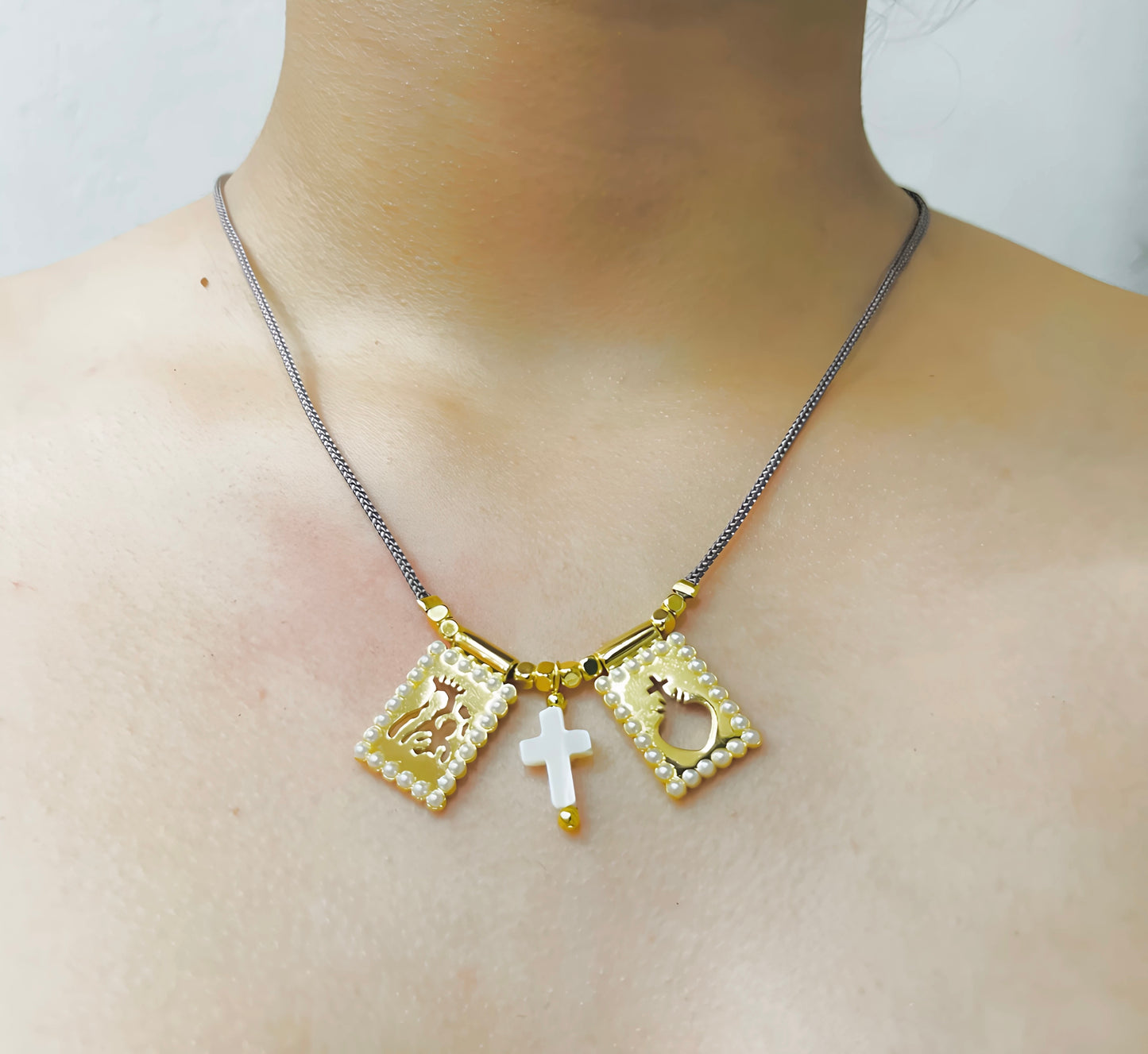 Collar Religioso con Dijes de Perlas