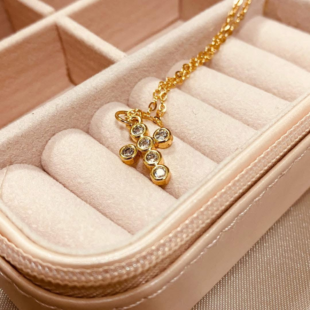 Collar Cruz Clásica con Zirconias