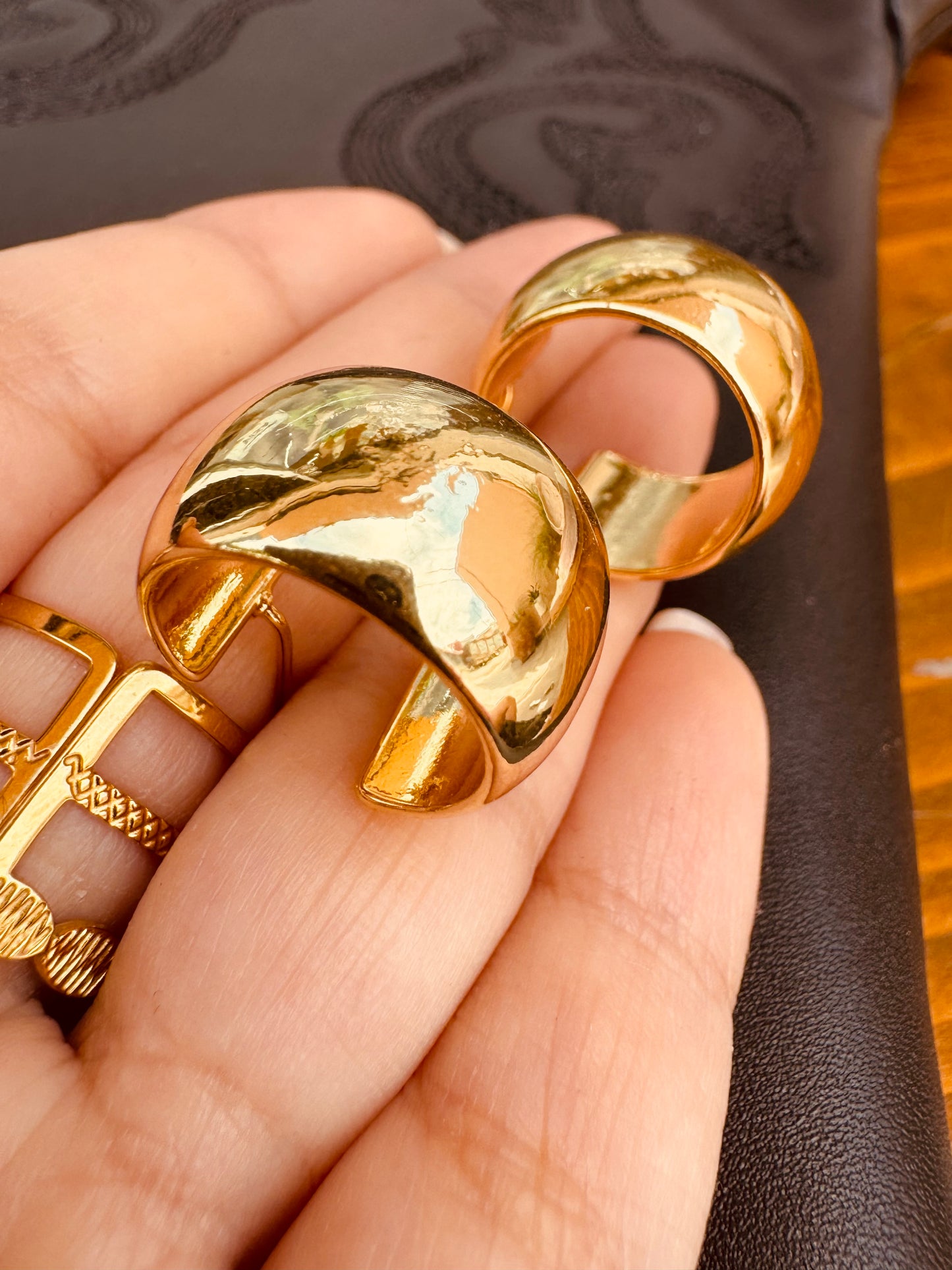 Arracadas Anchas Doradas – Clásicas y Elegantes