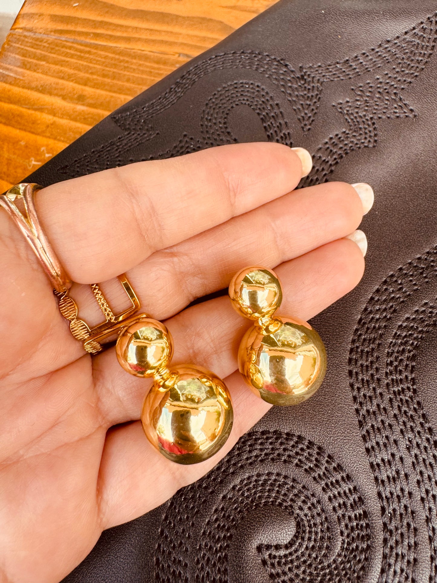 Aretes Dorados de Bolas Doble