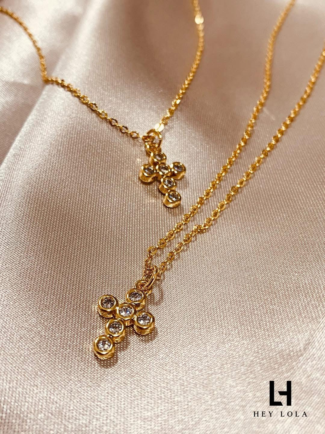 Collar Cruz Clásica con Zirconias