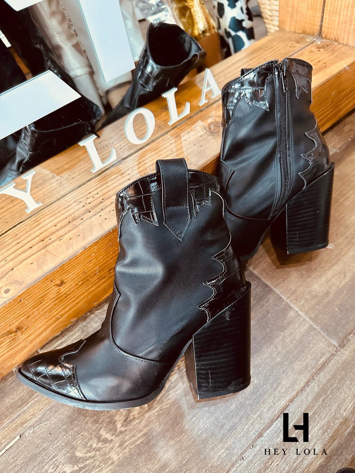 Botín Vaquero Negro con Estilo Cocodrilo