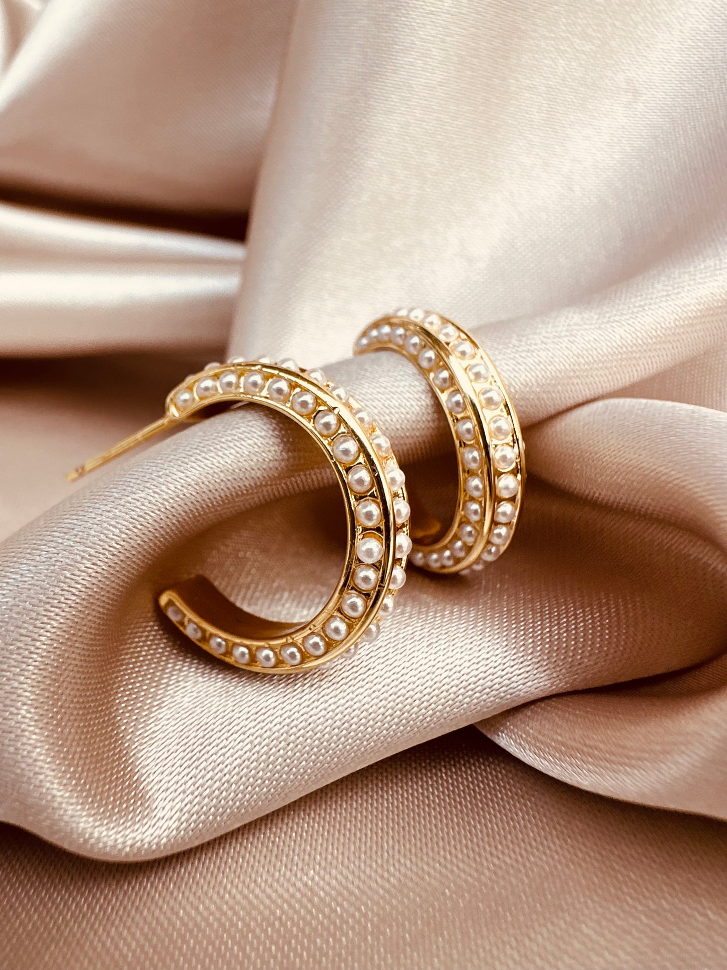Arracadas Doradas con Detalles de Perlas
