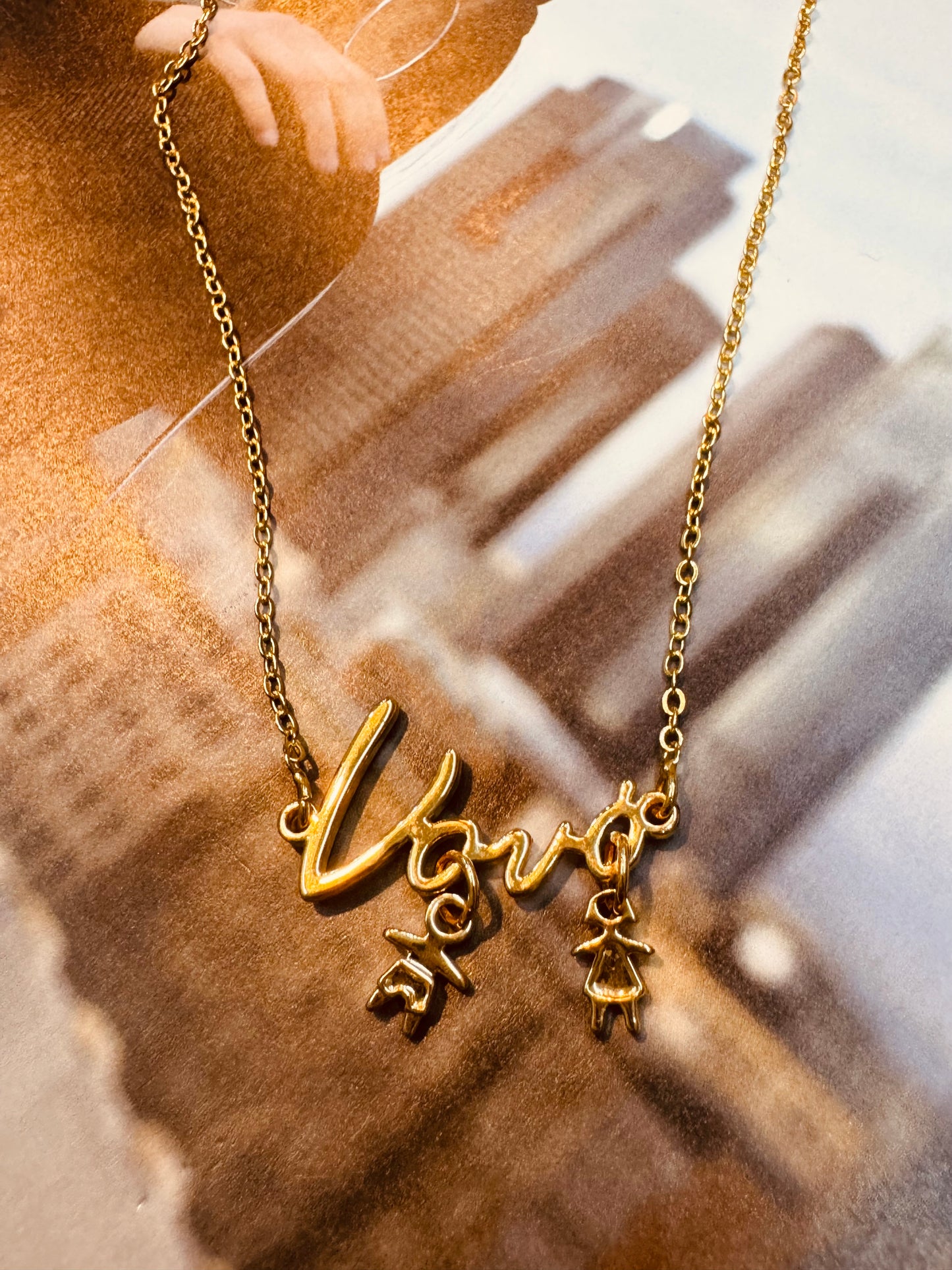 Collar “Love” con niño y niña
