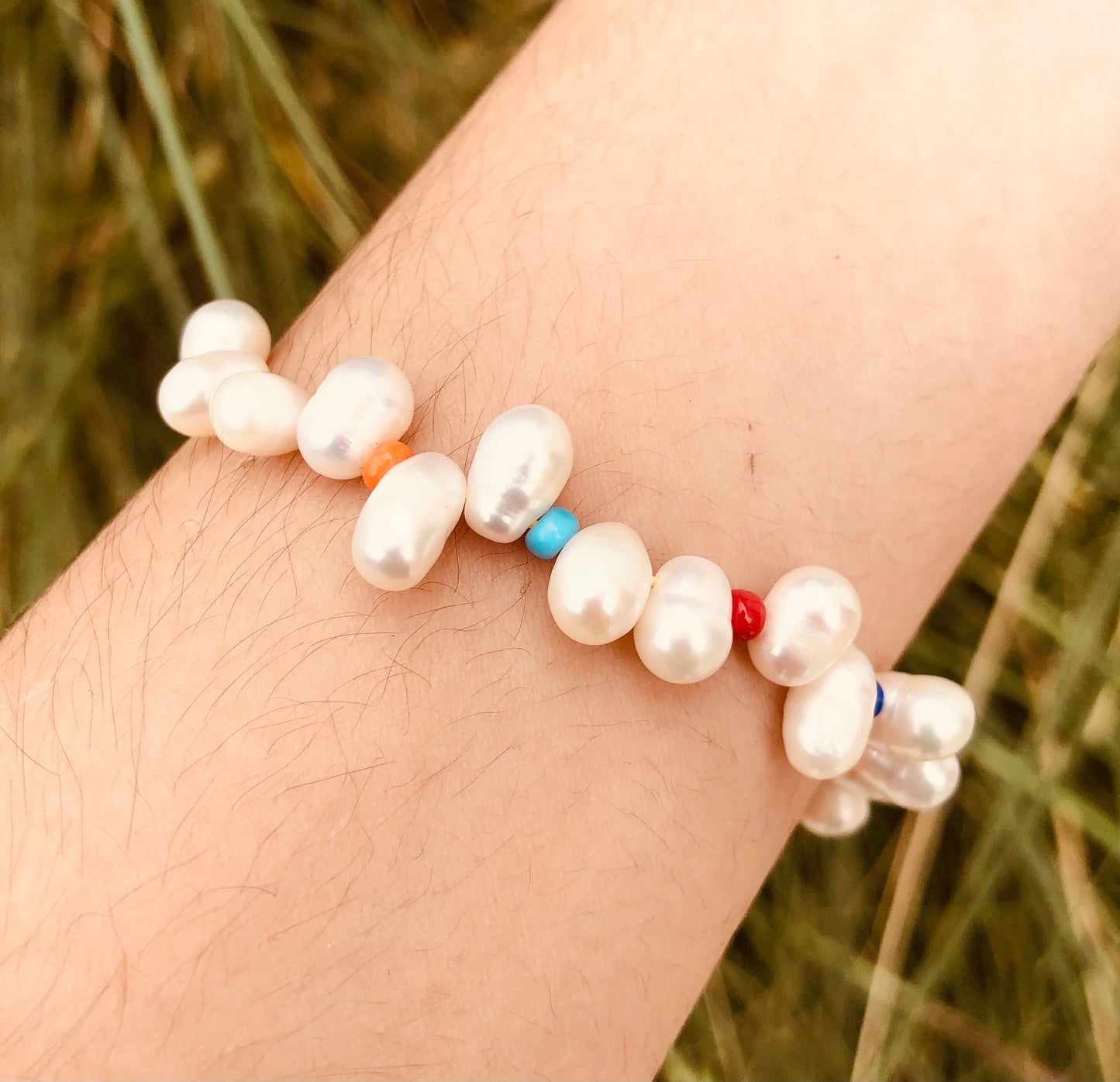 Pulseras de perlas naturales con detalles de colores