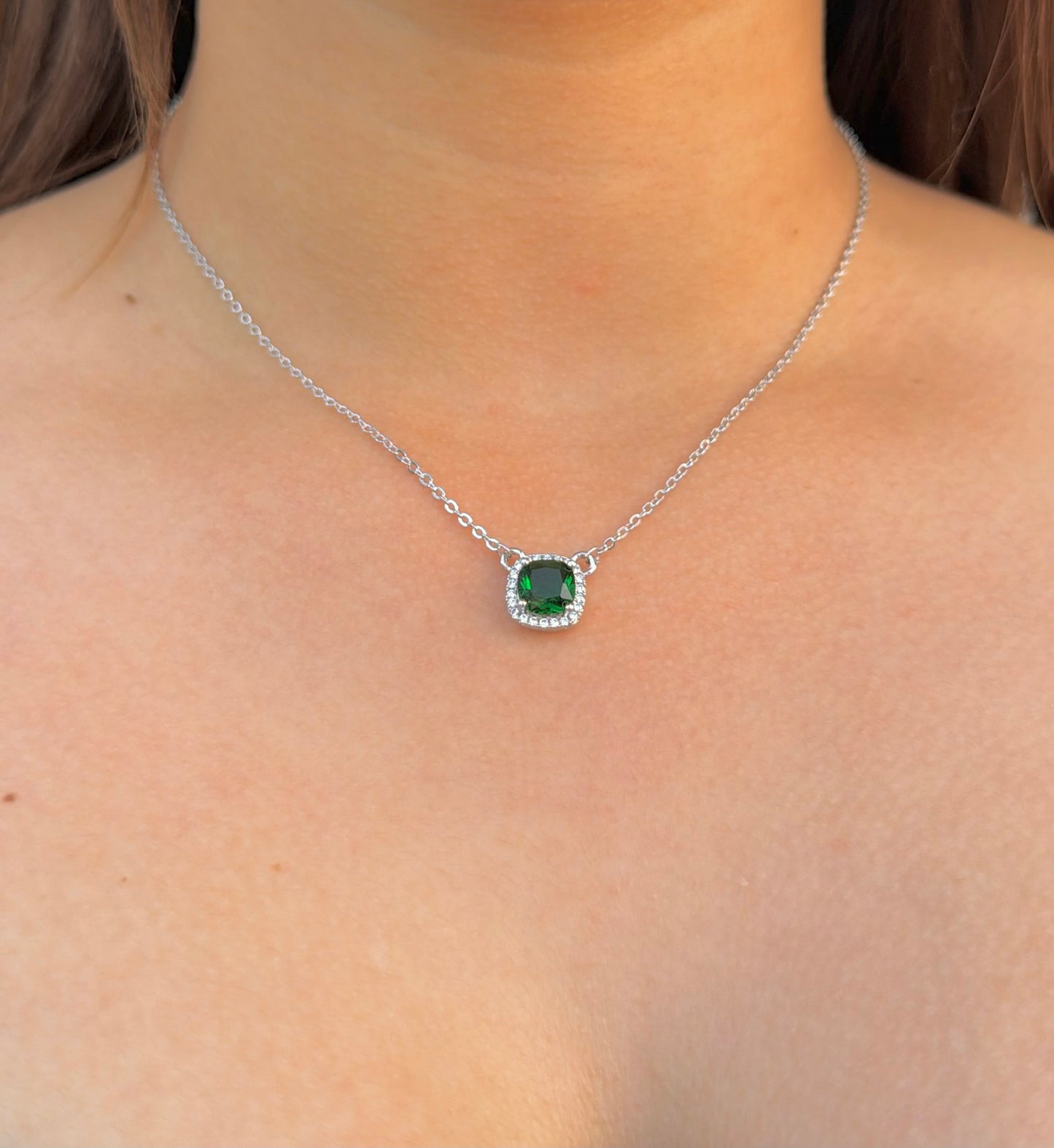 Collar Halo Verde Elegante