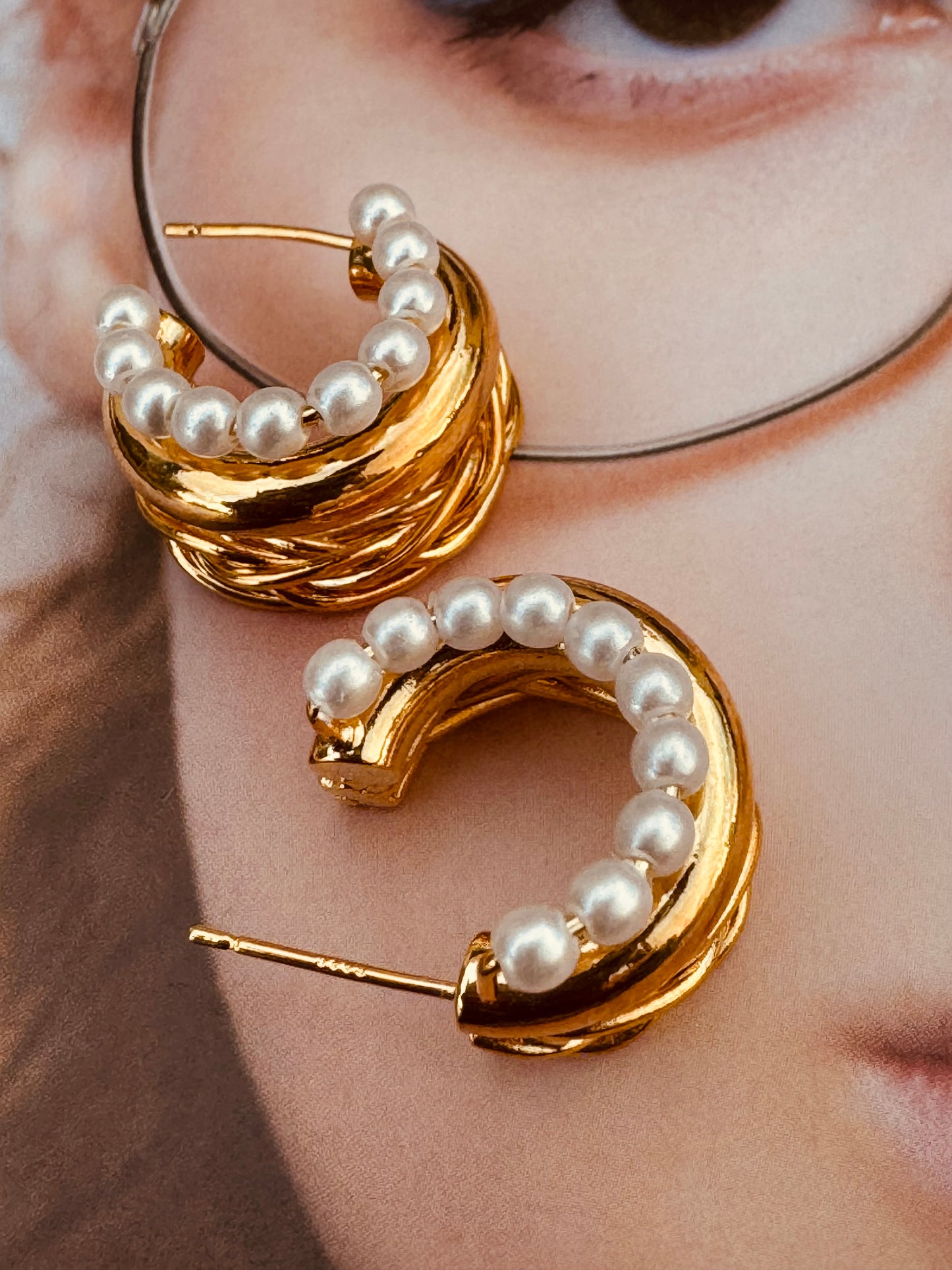 Aretes Dorados con Perlas