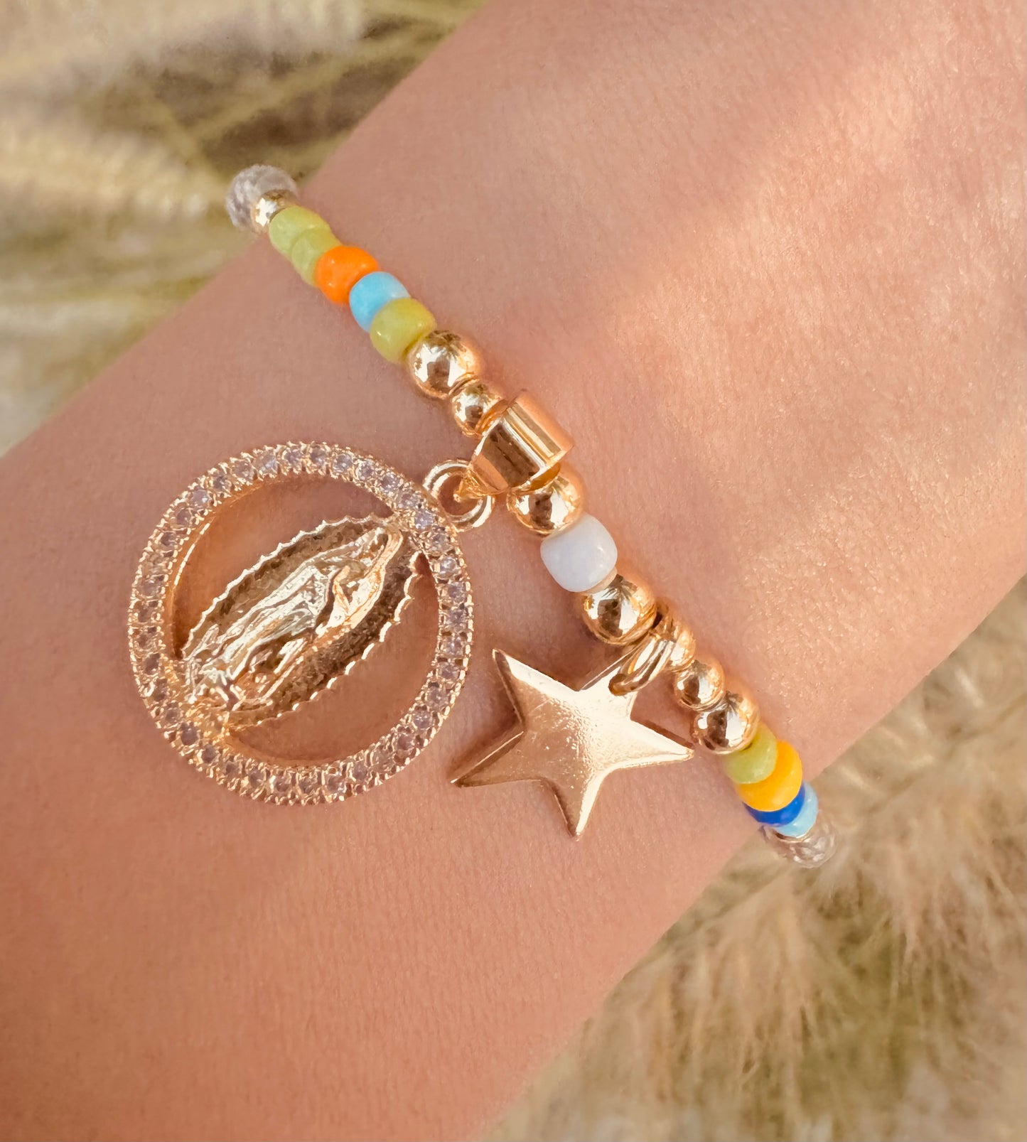 Pulsera de la Virgen de Guadalupe con Estrella y Cuentas Coloridas