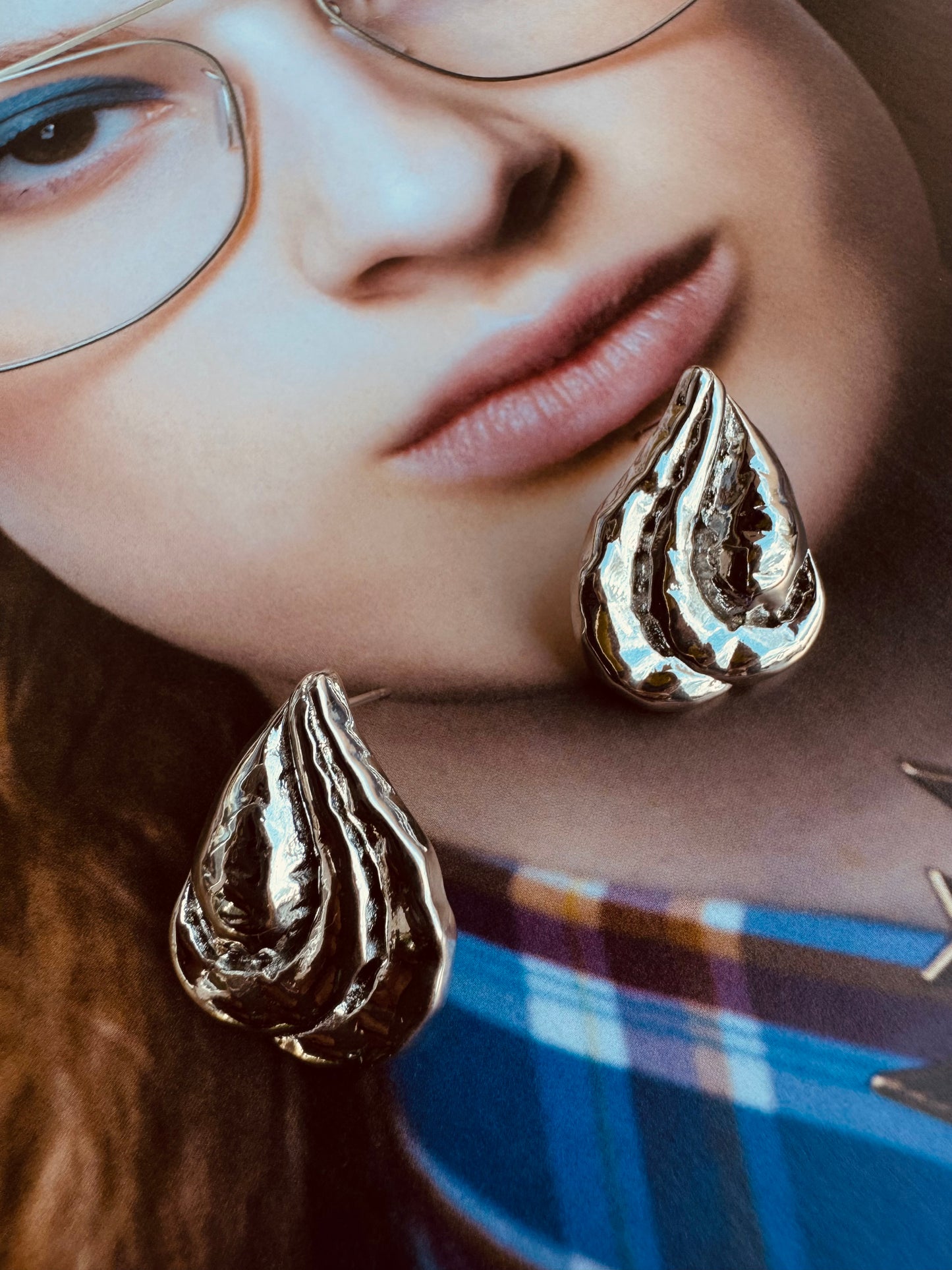 Aretes de Gota Texturizados Dorados y Plateados