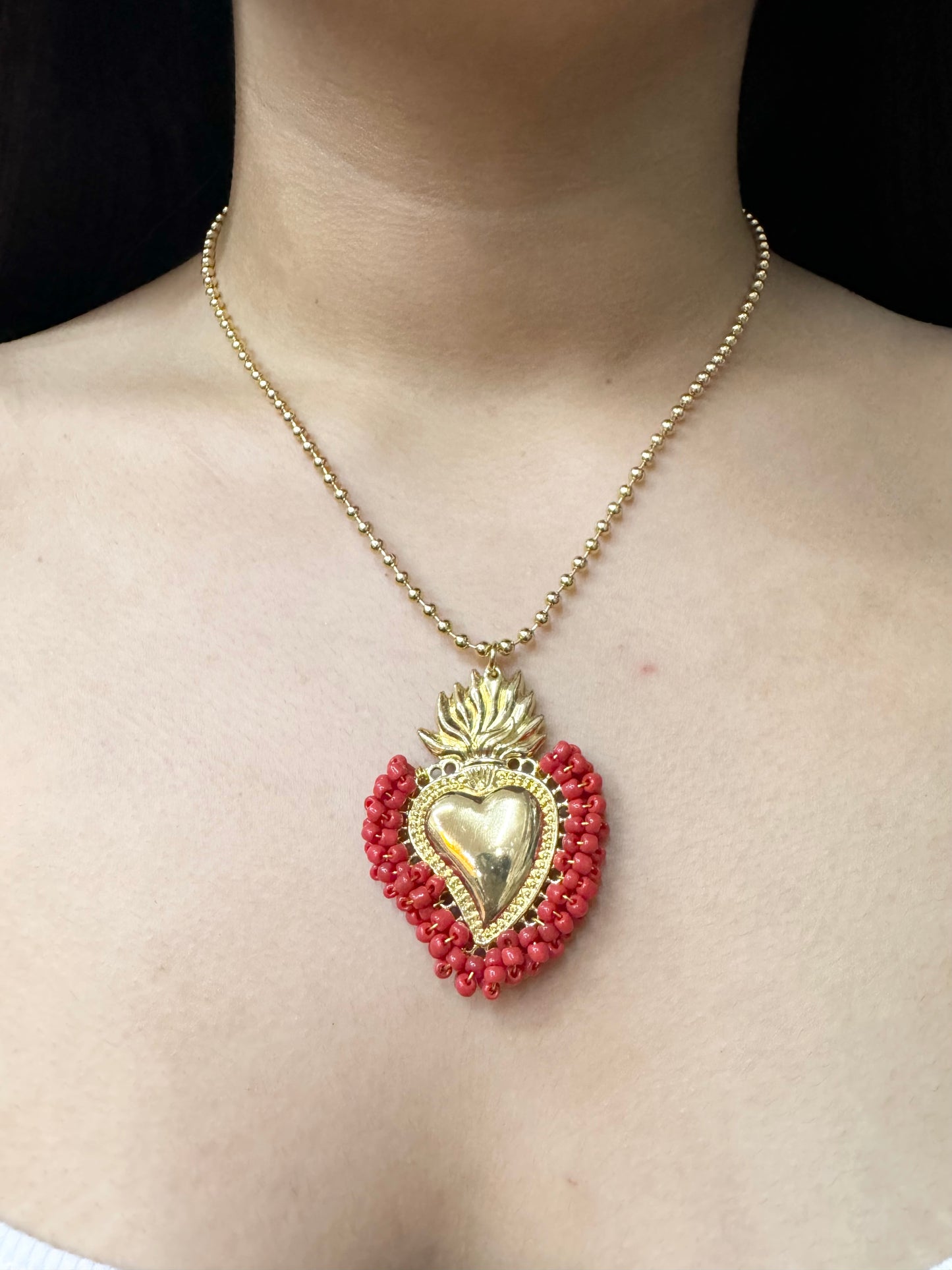 Collar Corazón Flamante con Detalles de Chaquira
