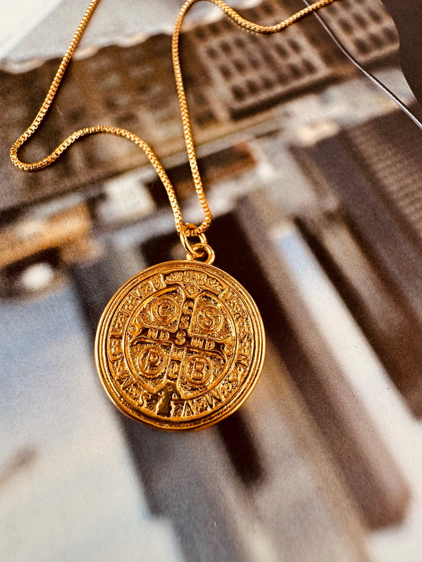 Collar Medalla de San Benito”