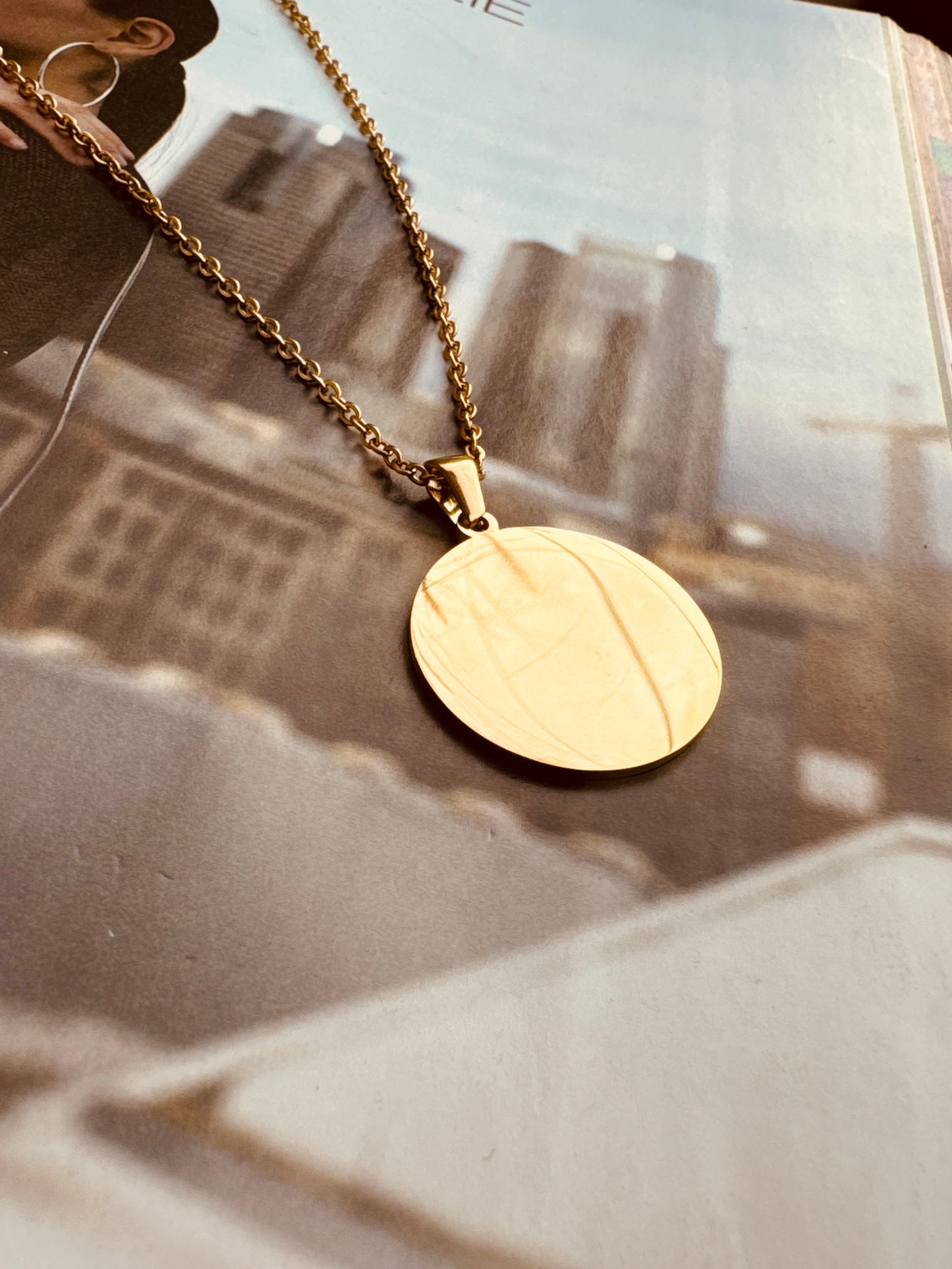 Collar Medalla Grande Personalizable – Acero Inoxidable Dorado