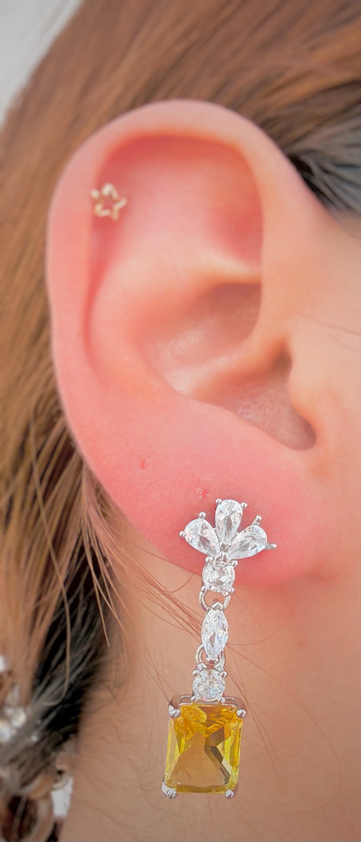 Aretes largos con zirconias y cristal amarillo