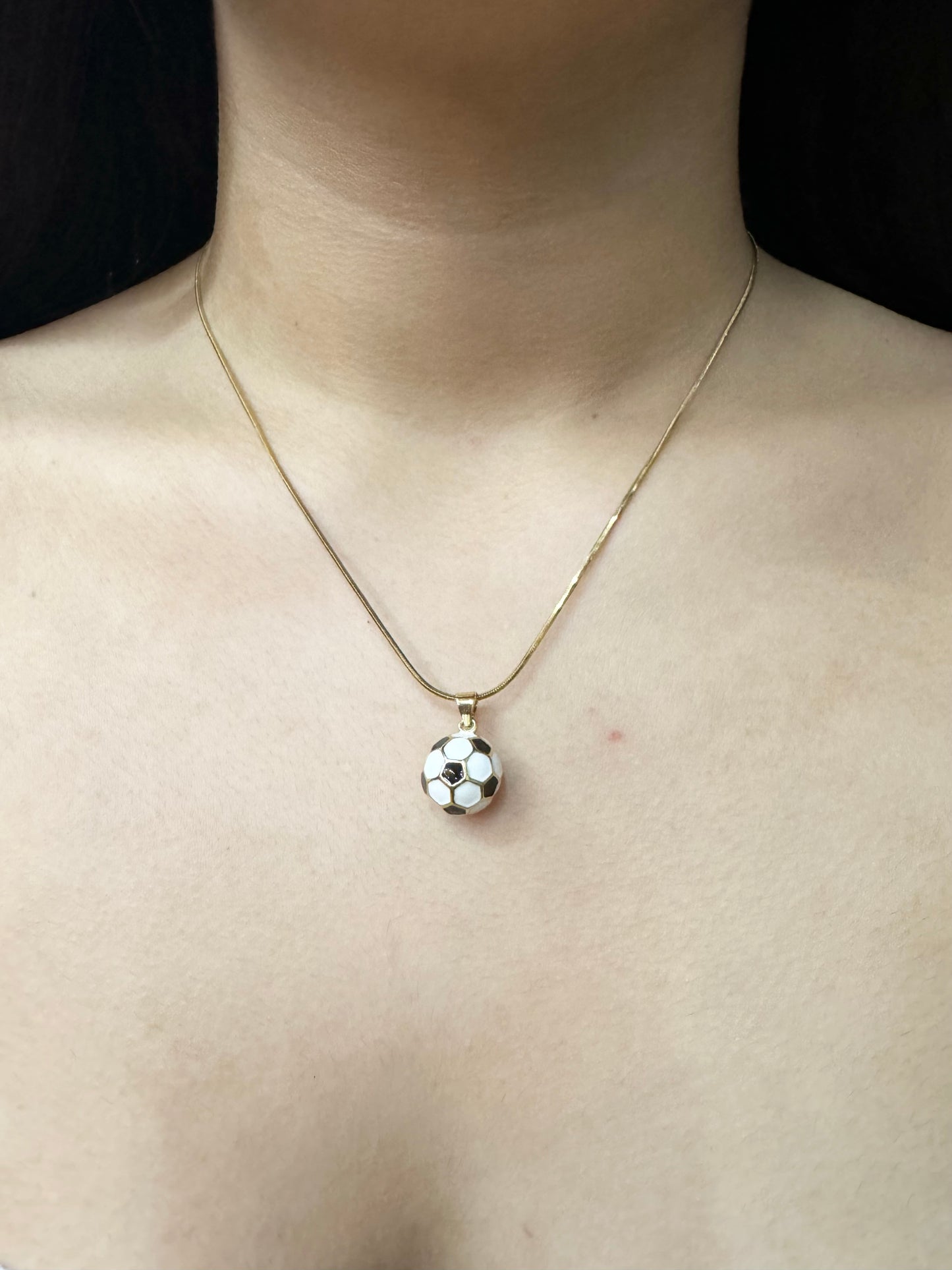 Collar con Dije de Balón de Fútbol Chapado en Oro 18K