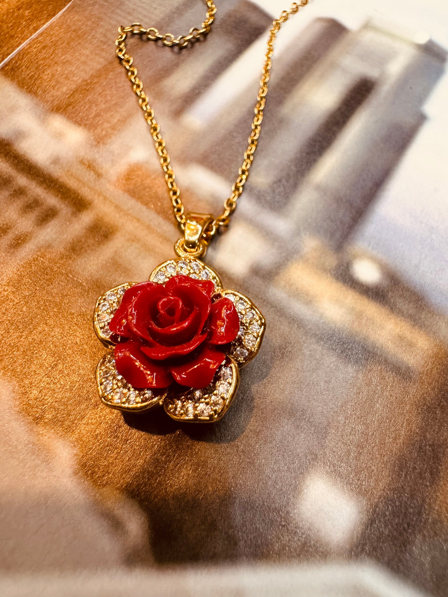 Collar con Dije de Rosa Roja Chapado en Oro de 18K