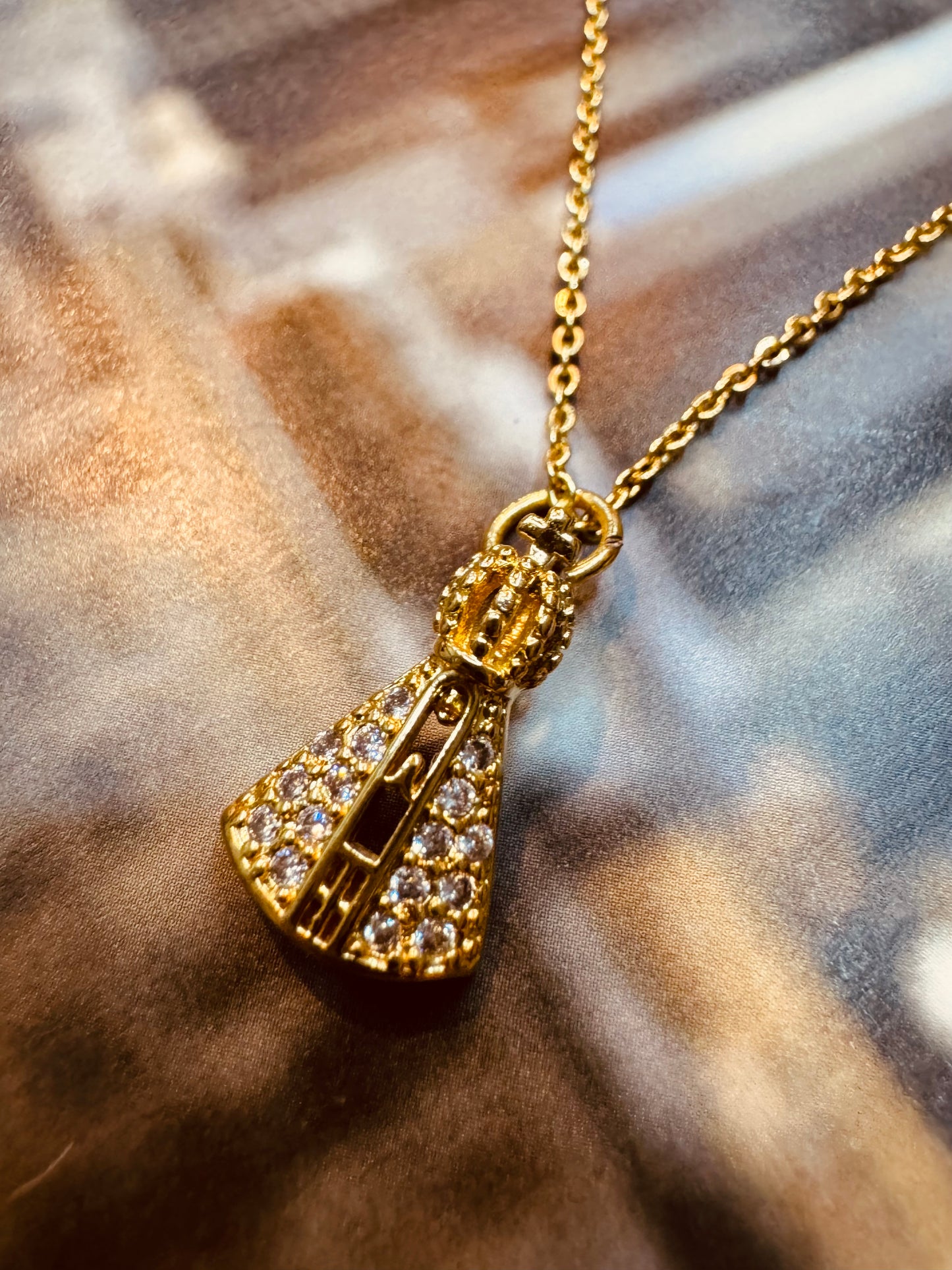 Collar con Dije de Virgen