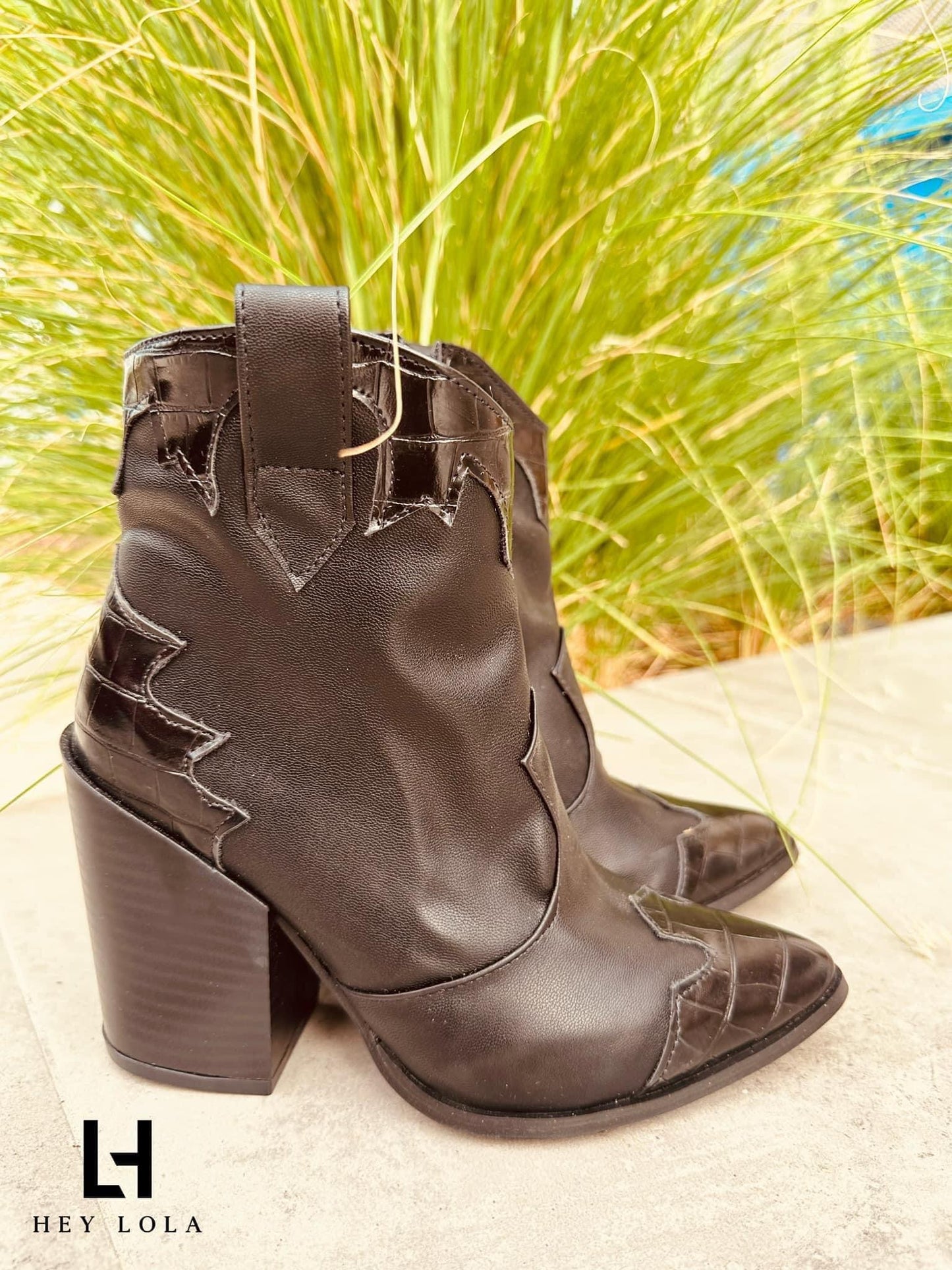 Botín Vaquero Negro con Estilo Cocodrilo