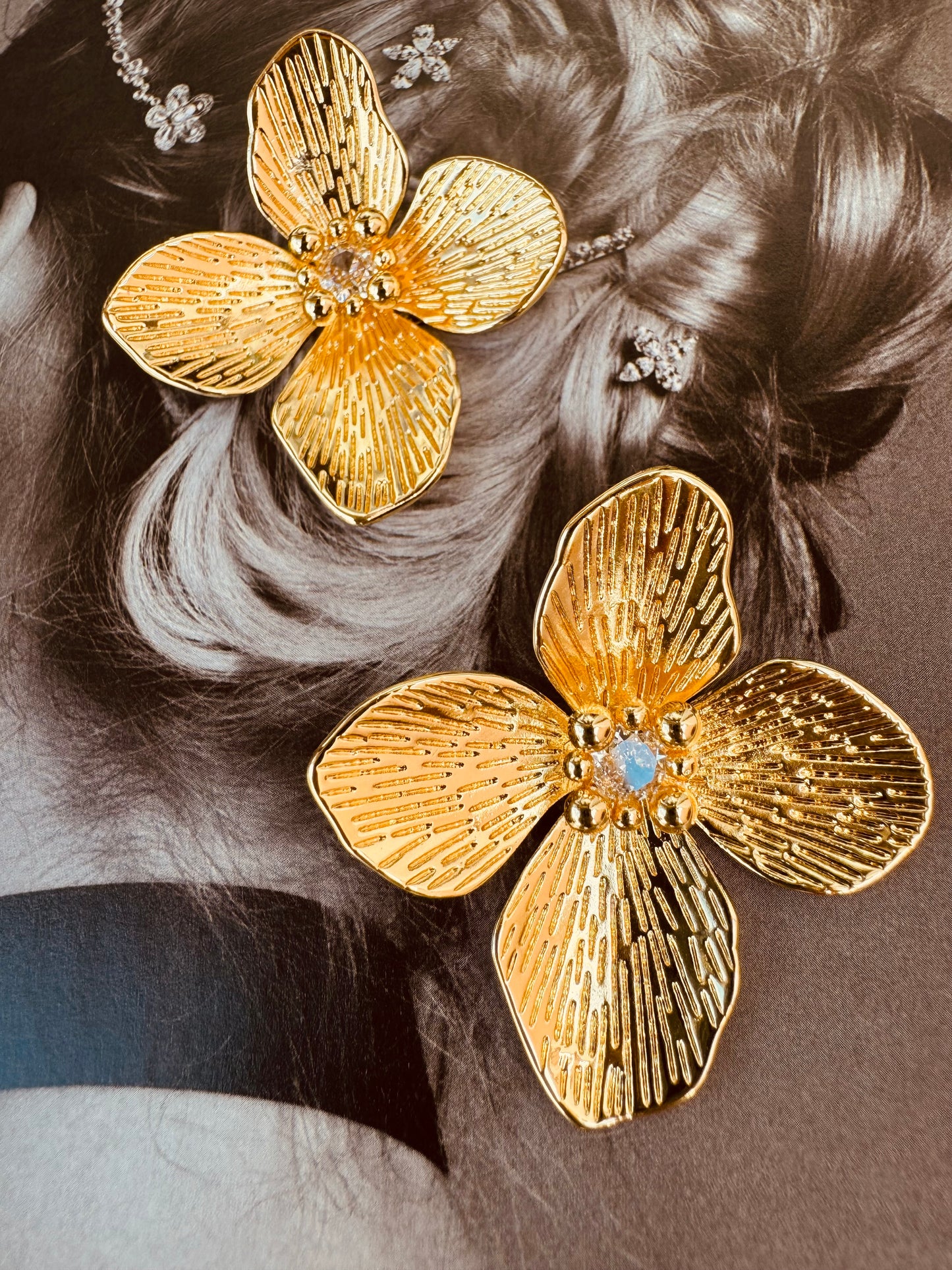 Aretes Florales Dorados y Plateados